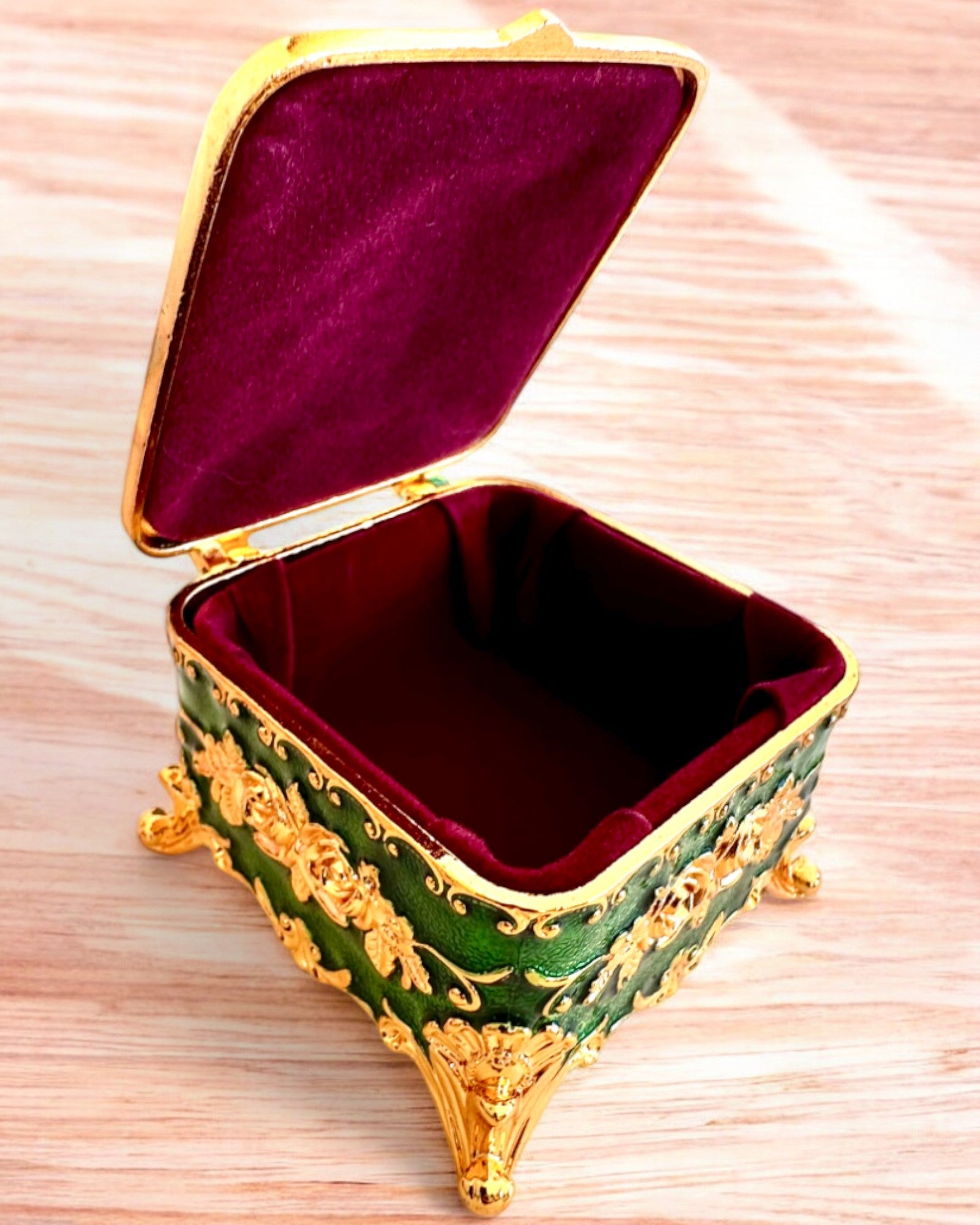 "Royal Elegance" -korurasia kaiverrusmahdollisuudella lahjaksi