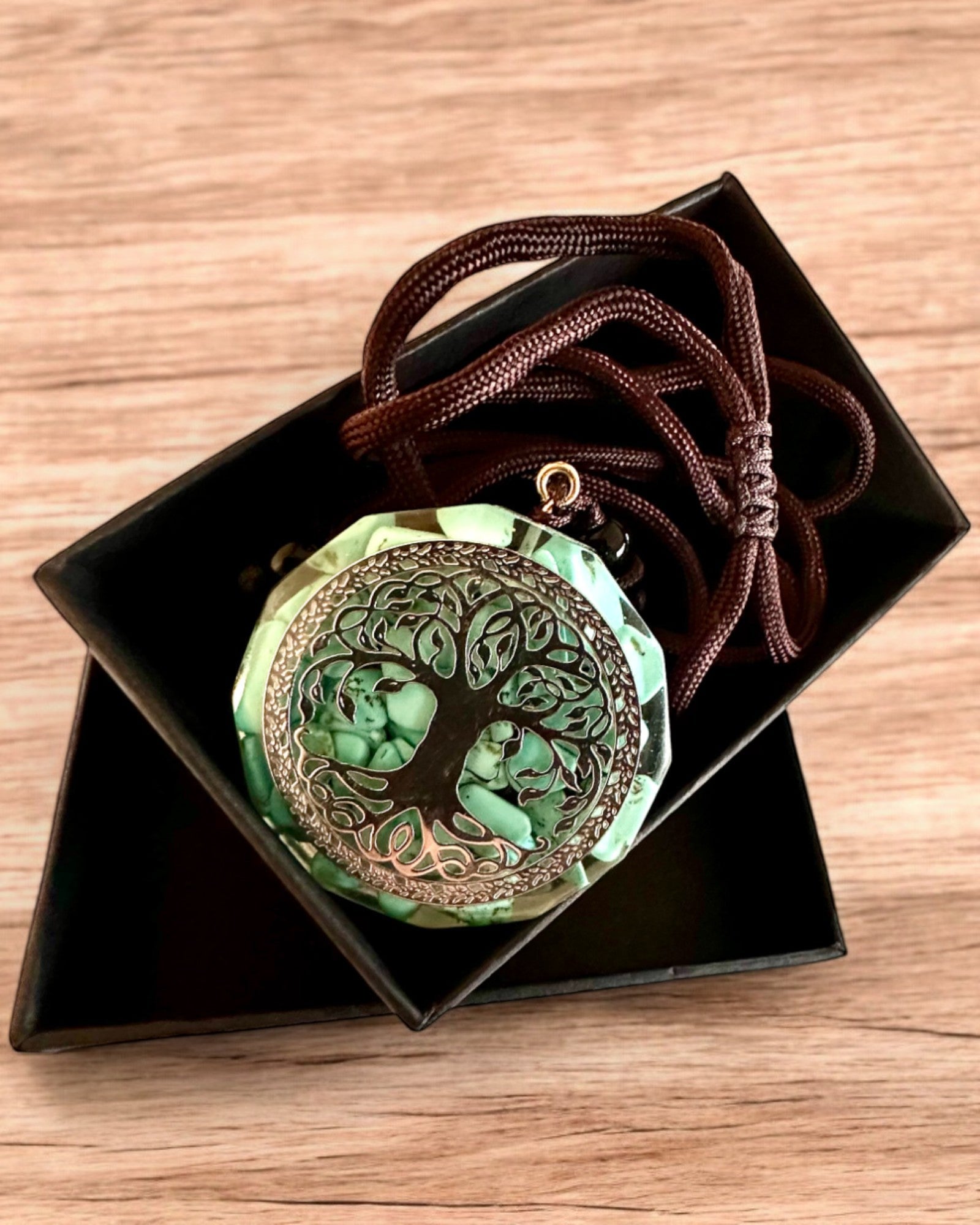 Amuletti "Elämän Puu" turkoosilla – Sinun henkilökohtainen voimasi, kaulakoru lahjaksi, personointi kaiverruksella