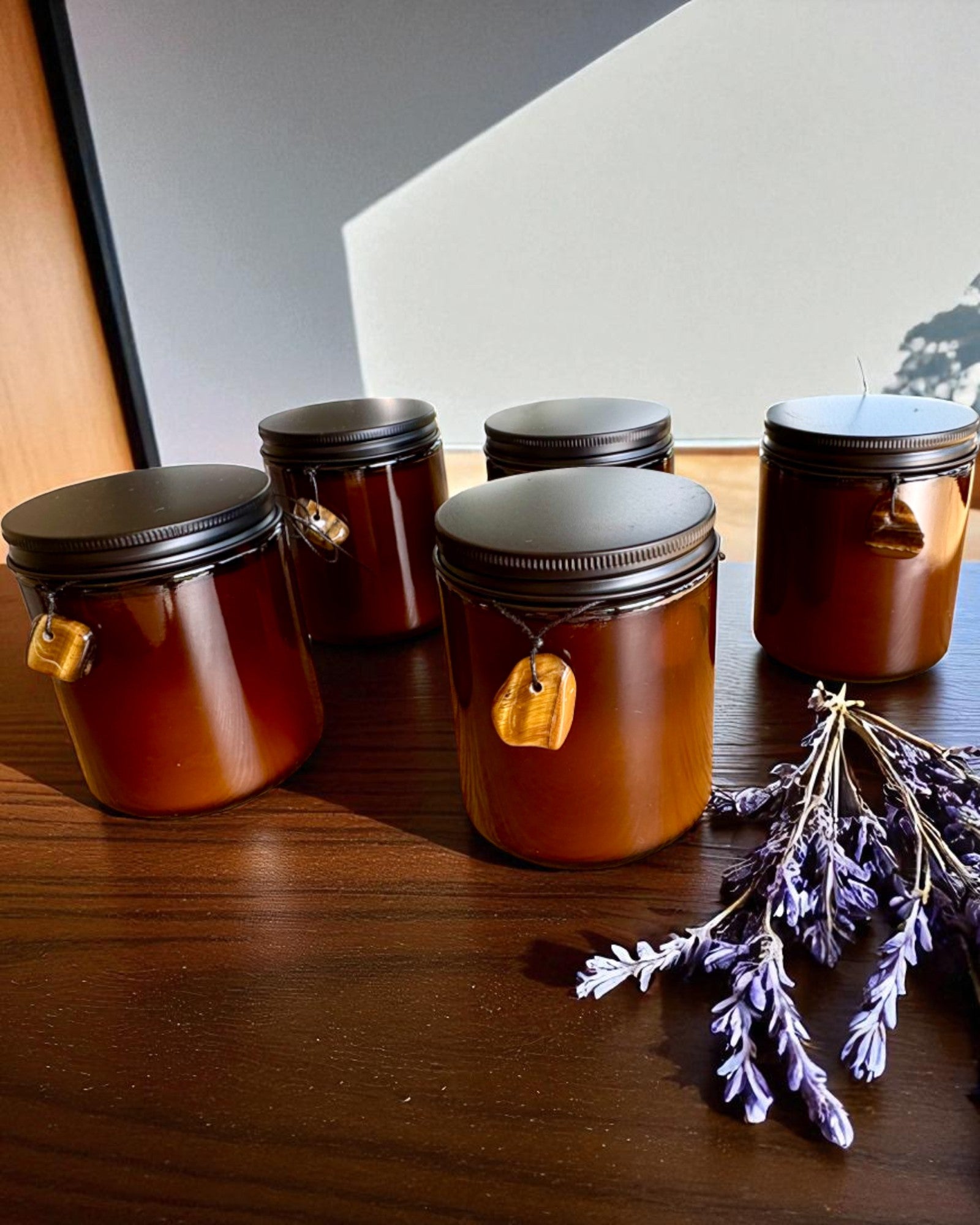 Intentionaalikynttilä Tiikerin Voima – Itsevarmuus ja hyvinvointi, 250 ml, mahdollisuus kannen personointiin lahjaksi