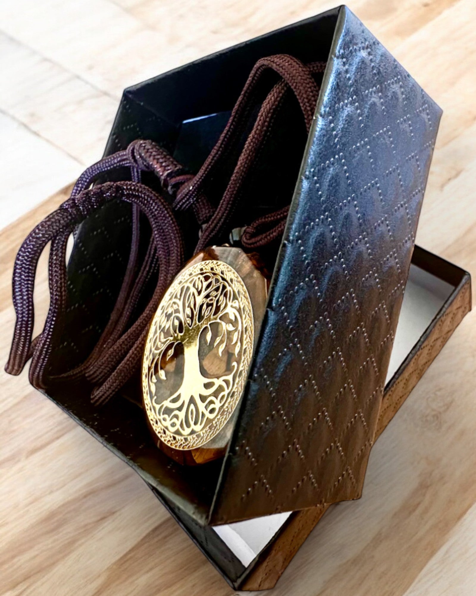 Amuletti "Elämän Puu" tiikerinsilmällä, kaulakoru lahjaksi personoidulla kaiverruksella