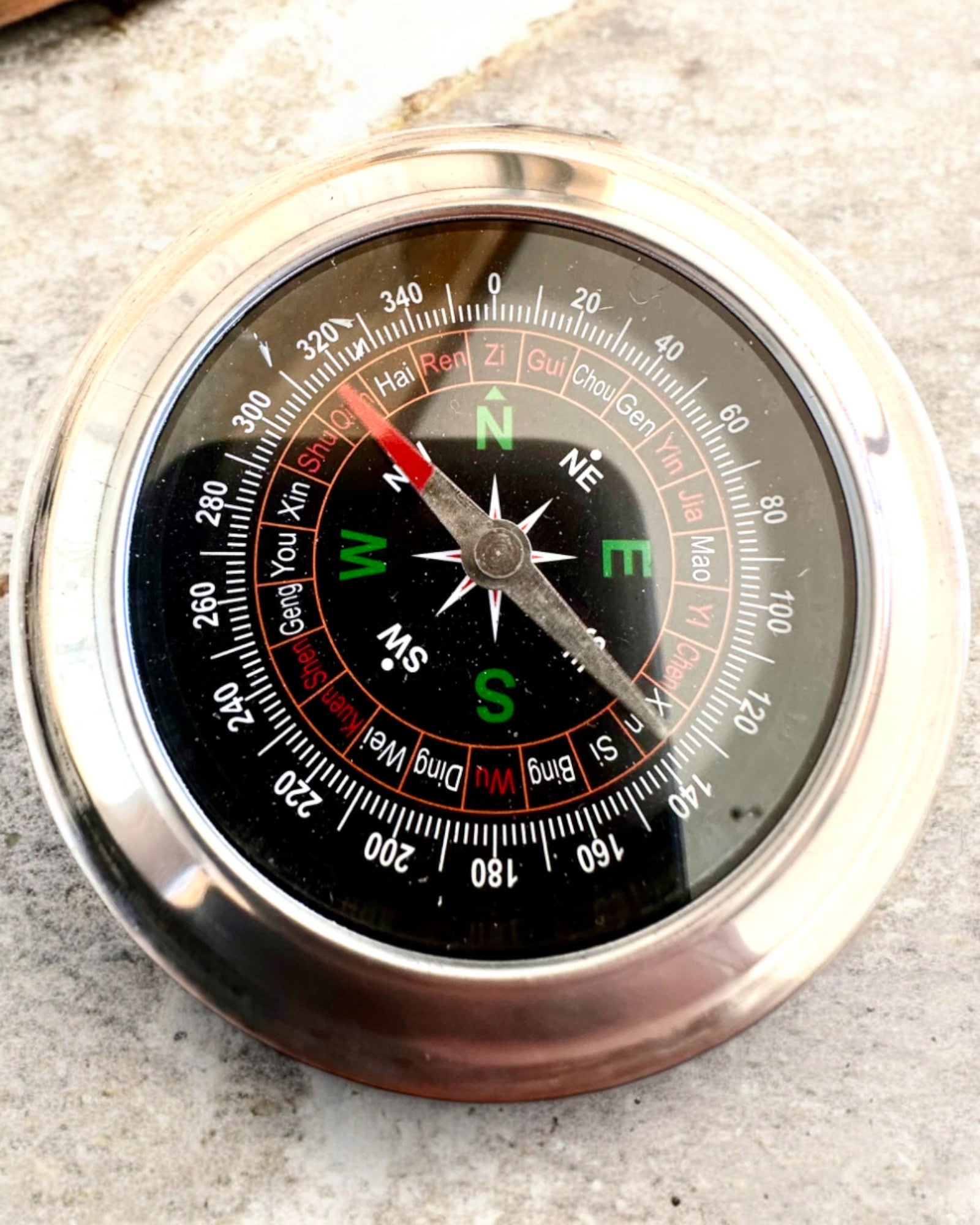 Feng Shui -kompassi – Teräksinen tarkkuus, personointi kaiverruksella lahjaksi