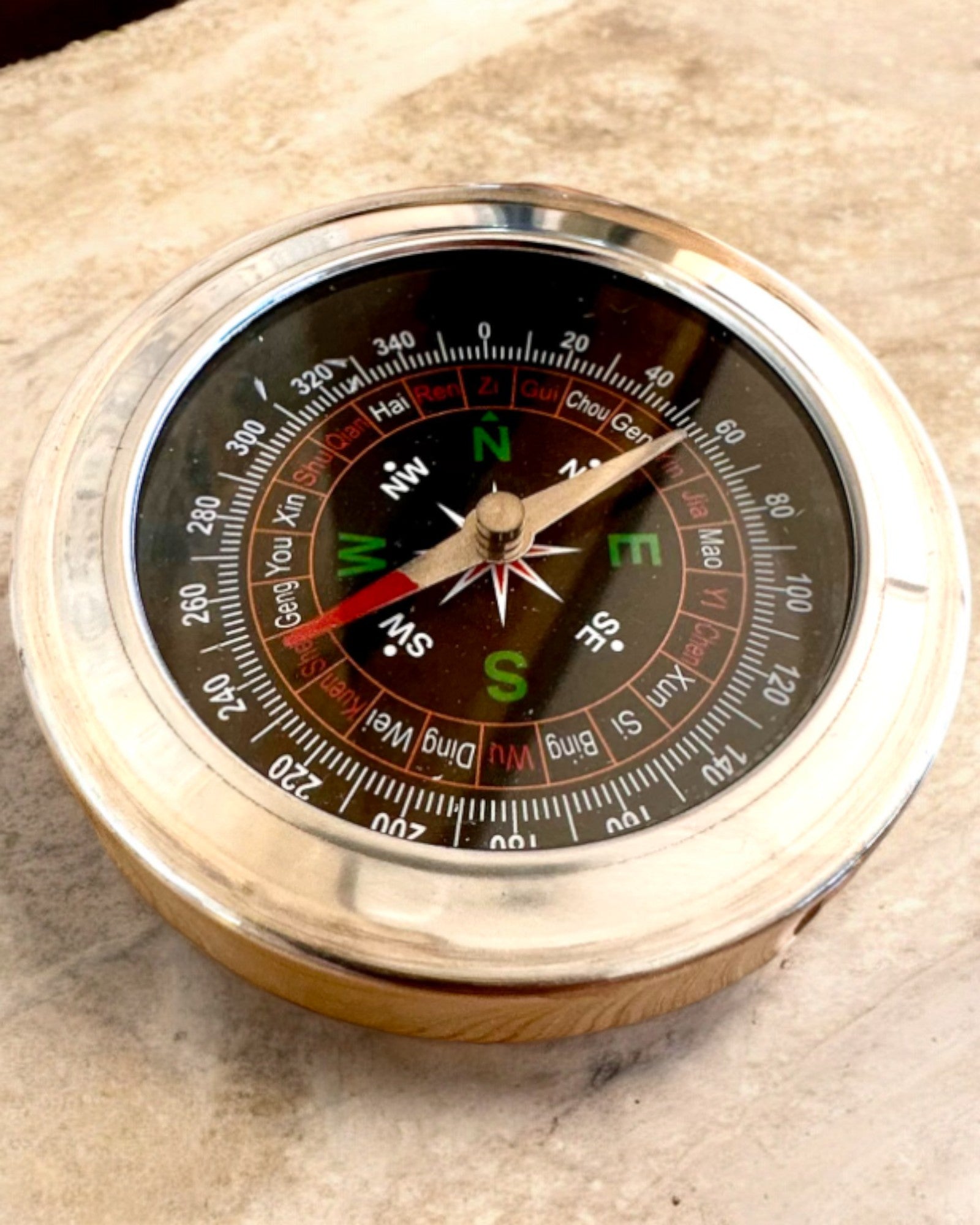 Feng Shui -kompassi – Teräksinen tarkkuus, personointi kaiverruksella lahjaksi