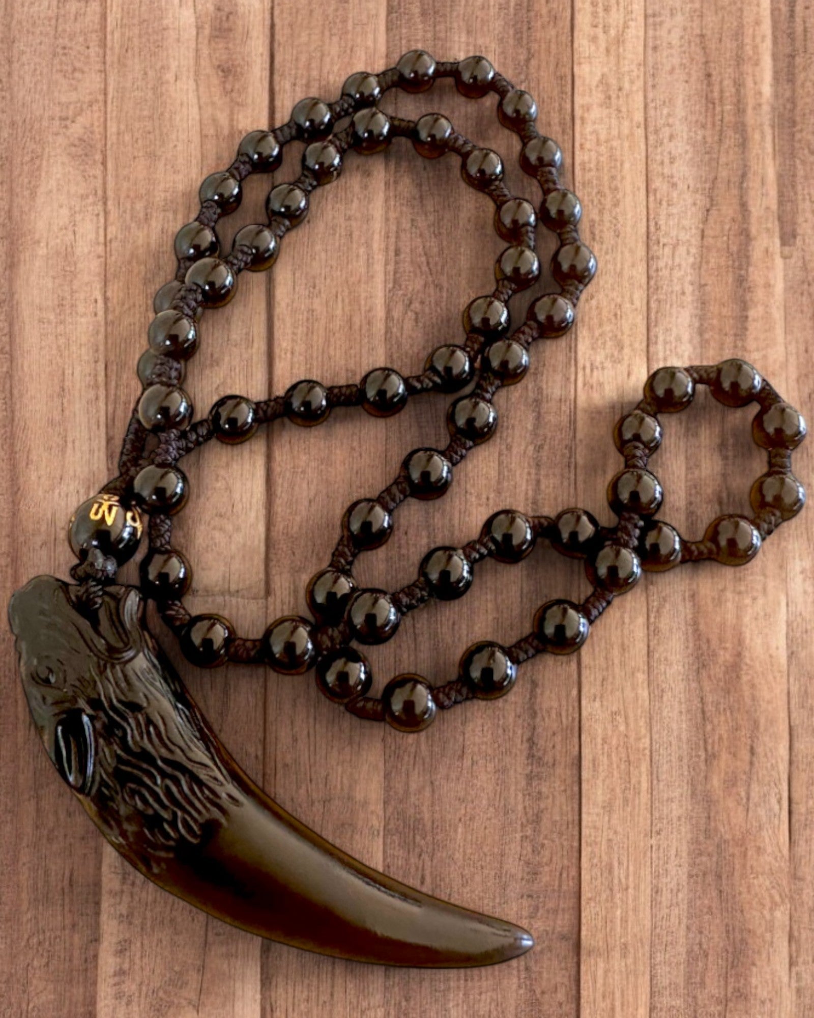 Jadeiittinen Sudenhampaan Amuletti - Voiman ja Suojelun Amuletti, mahdollisuus personointiin kaiverruksella lahjaksi