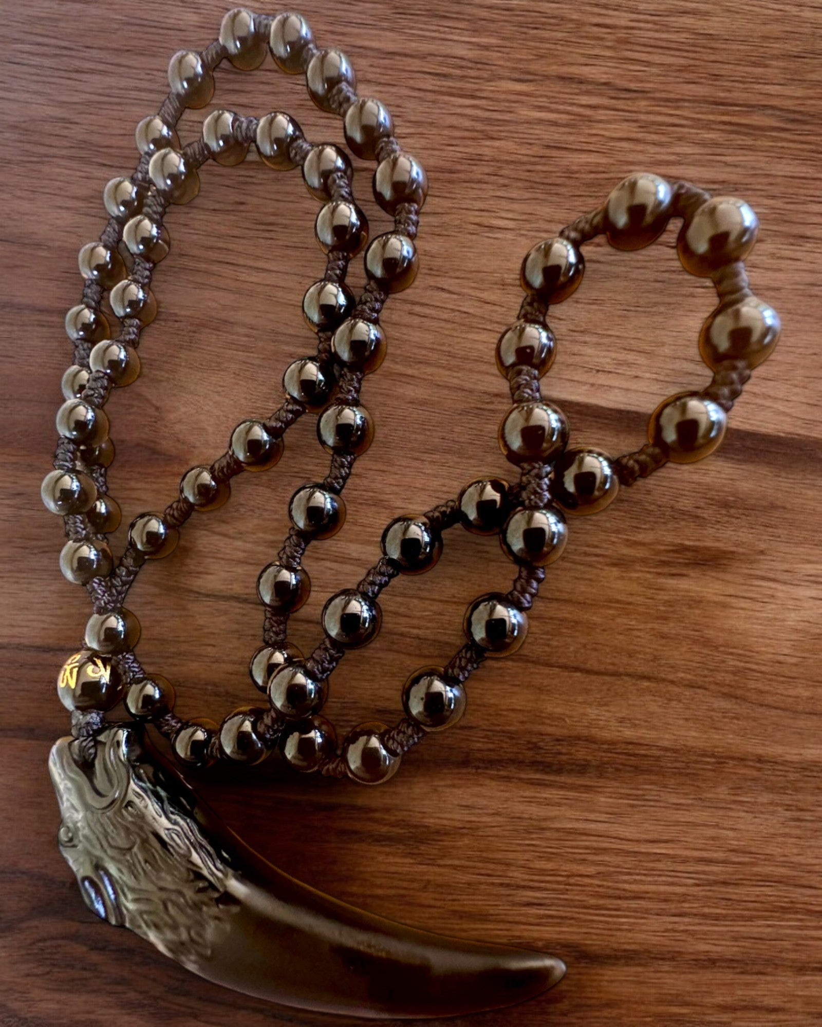 Jadeiittinen Sudenhampaan Amuletti - Voiman ja Suojelun Amuletti, mahdollisuus personointiin kaiverruksella lahjaksi