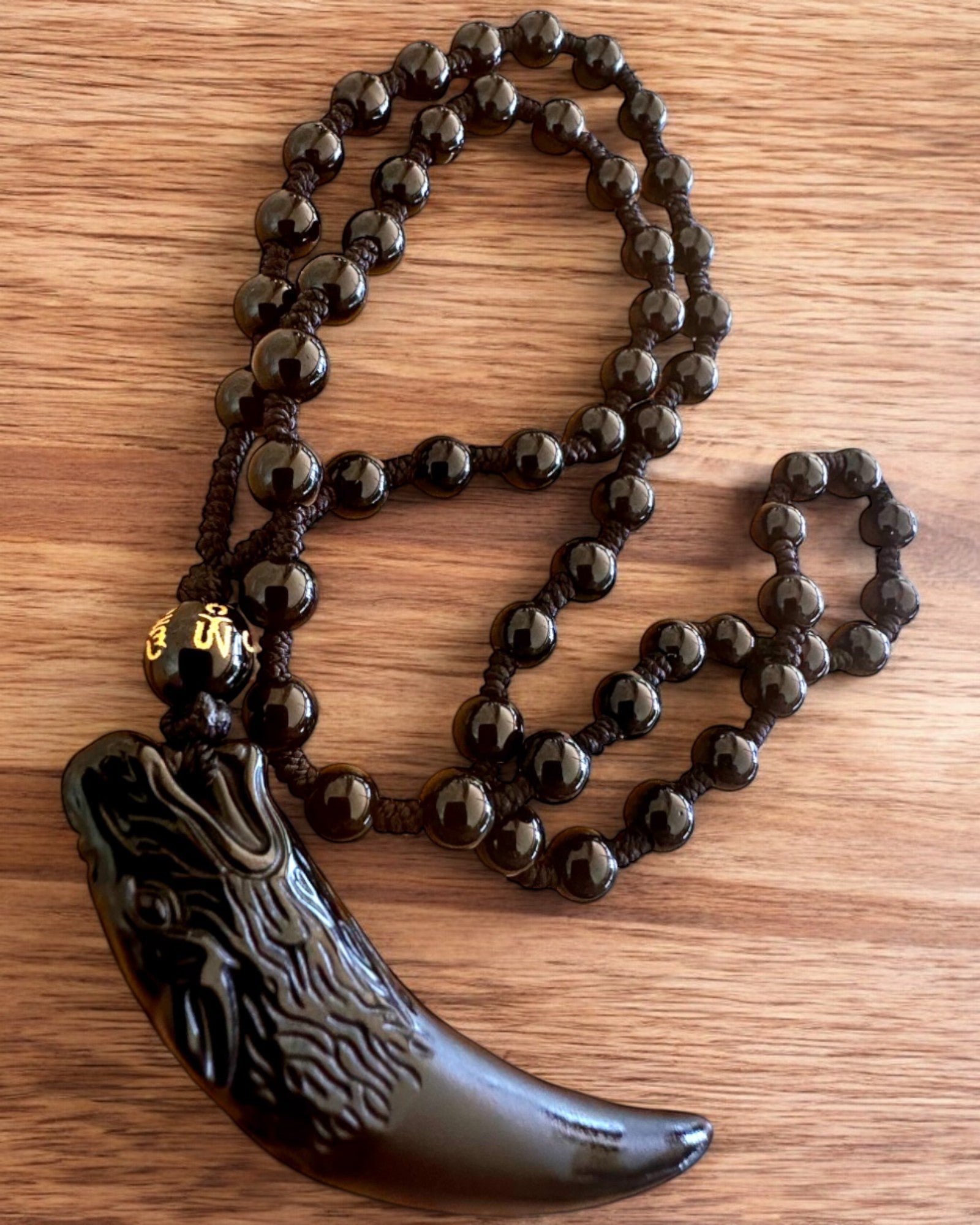 Jadeiittinen Sudenhampaan Amuletti - Voiman ja Suojelun Amuletti, mahdollisuus personointiin kaiverruksella lahjaksi