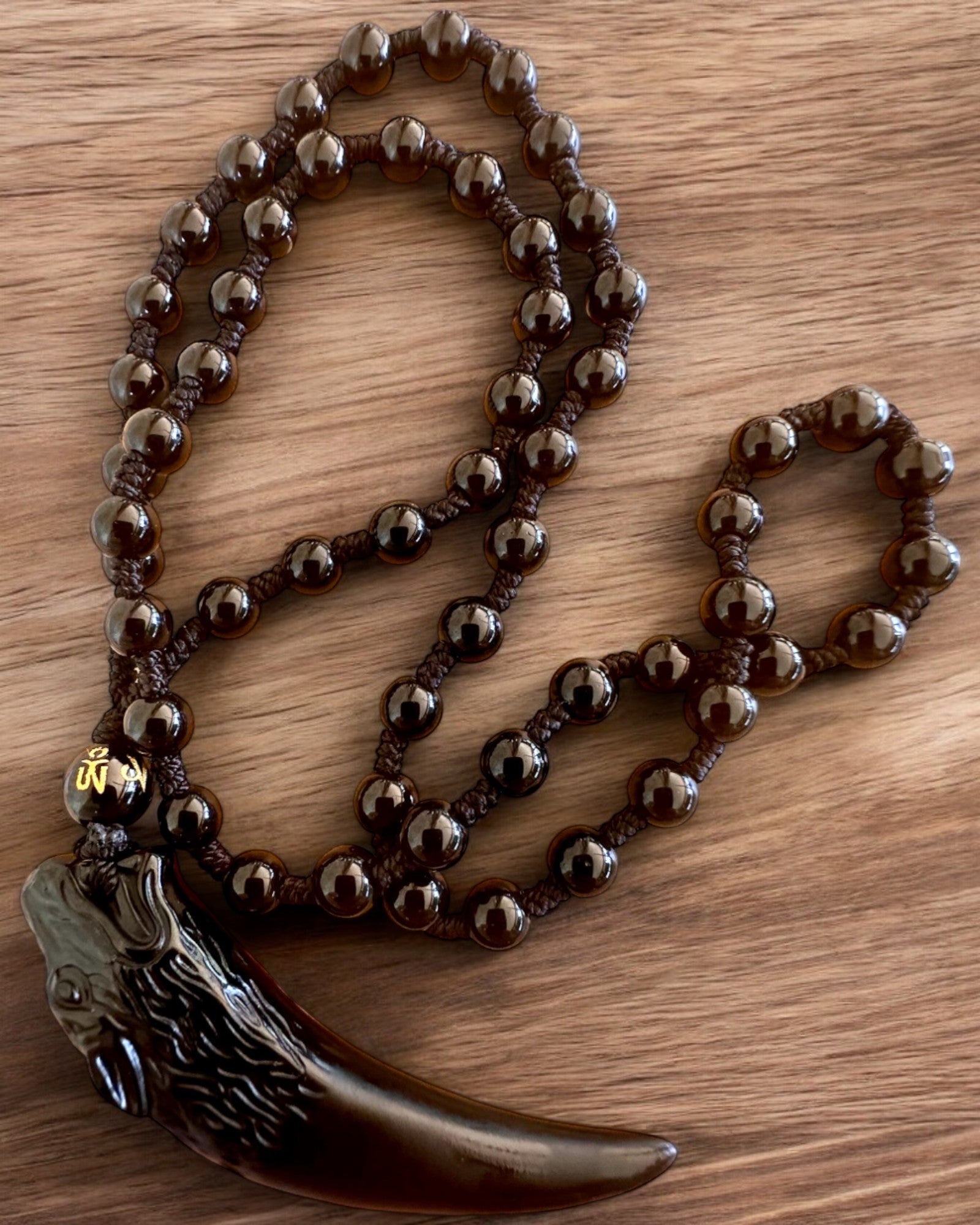 Jadeiittinen Sudenhampaan Amuletti - Voiman ja Suojelun Amuletti, mahdollisuus personointiin kaiverruksella lahjaksi