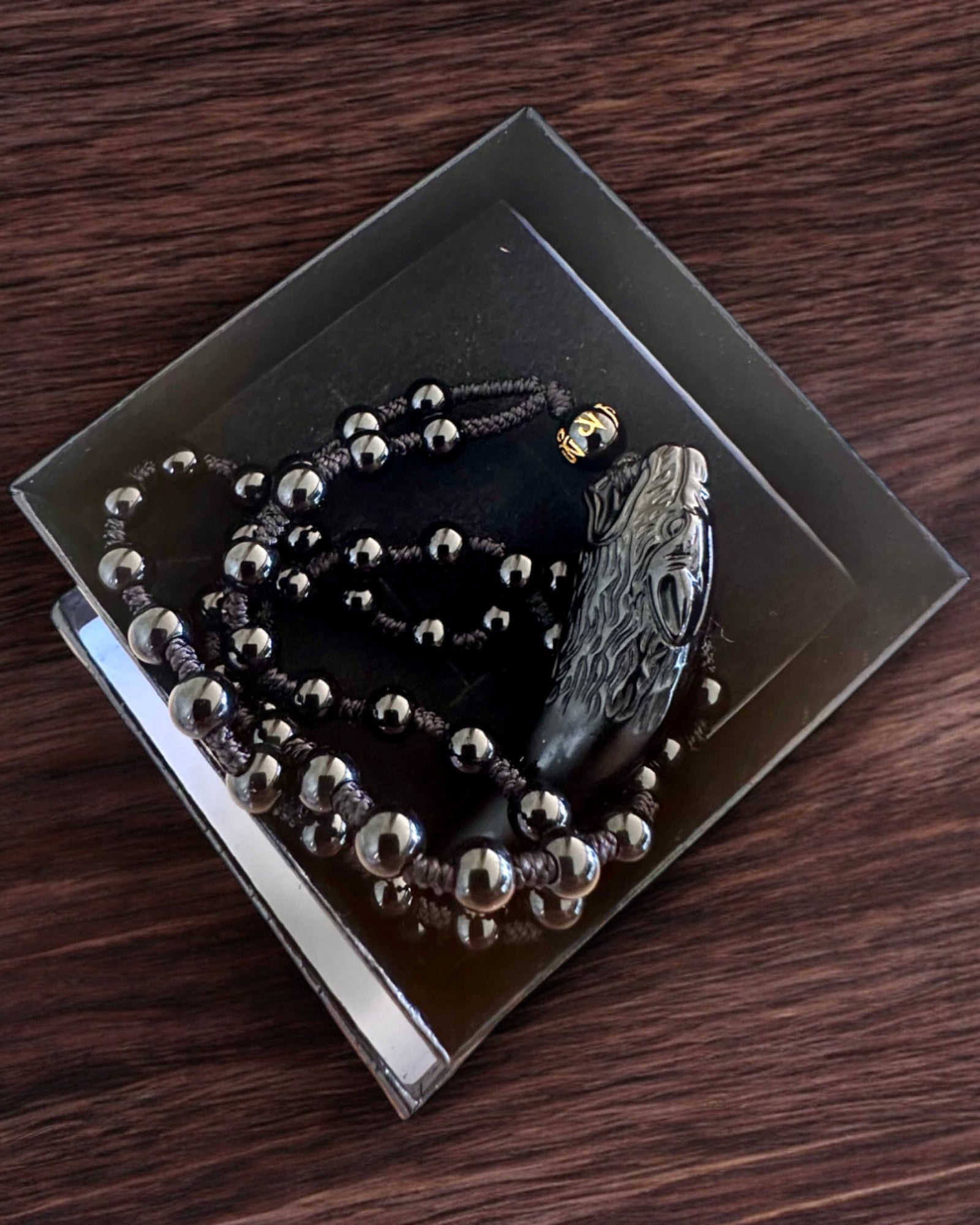 Jadeiittinen Sudenhampaan Amuletti - Voiman ja Suojelun Amuletti, mahdollisuus personointiin kaiverruksella lahjaksi