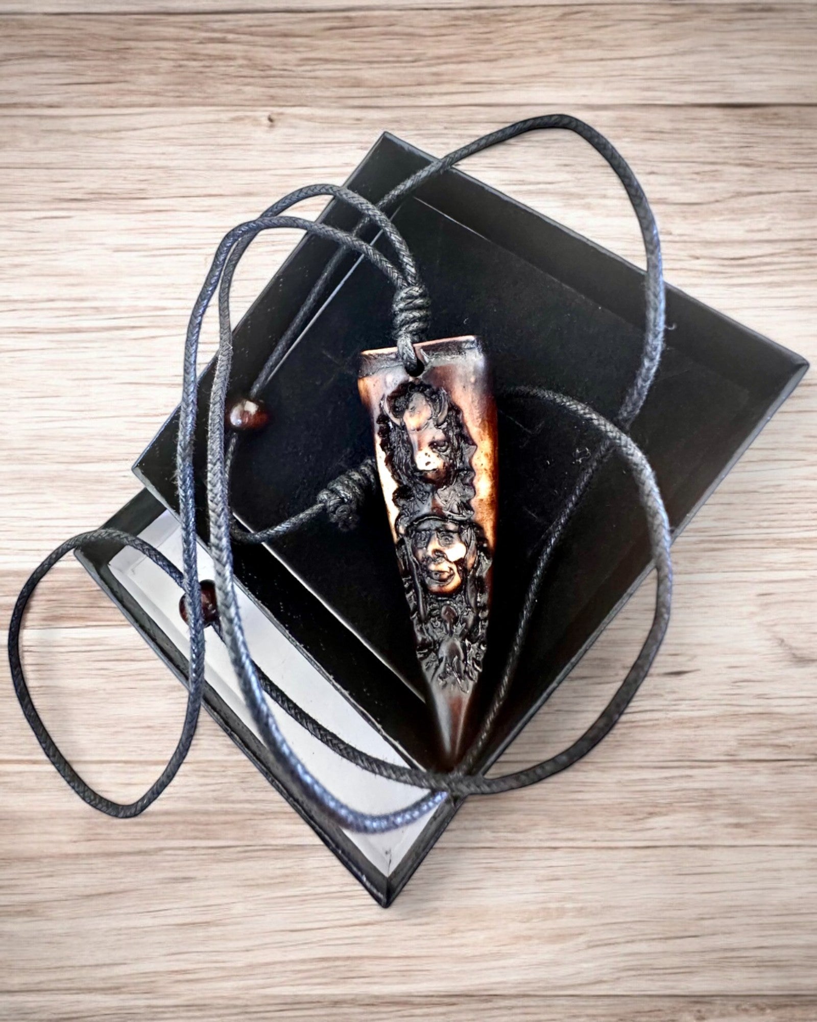 Wilczy Kieł -kaulakoru, amuletti hartsista - Mystinen Luonnon Voima, mahdollisuus personointiin kaiverruksella lahjaksi