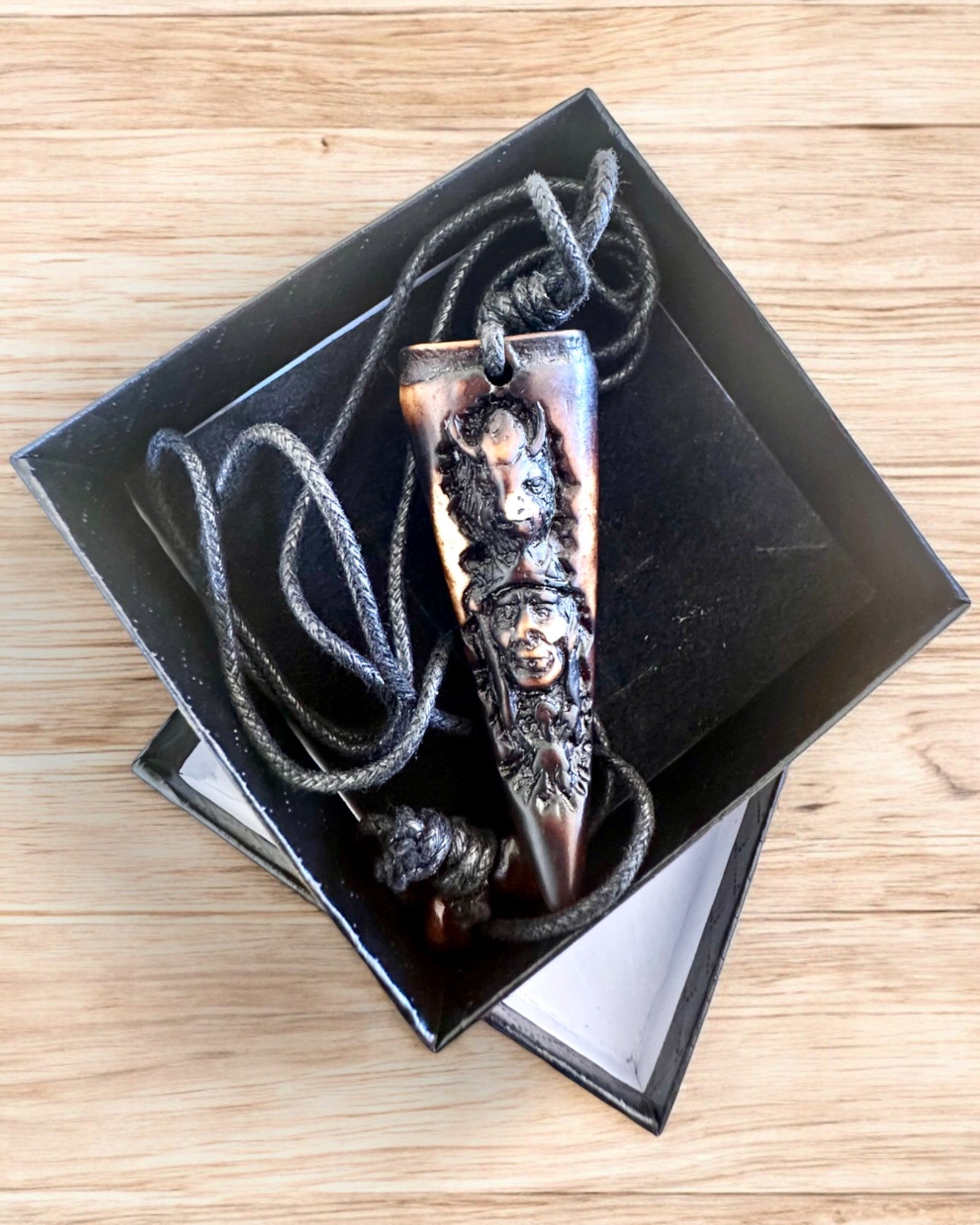 Wilczy Kieł -kaulakoru, amuletti hartsista - Mystinen Luonnon Voima, mahdollisuus personointiin kaiverruksella lahjaksi