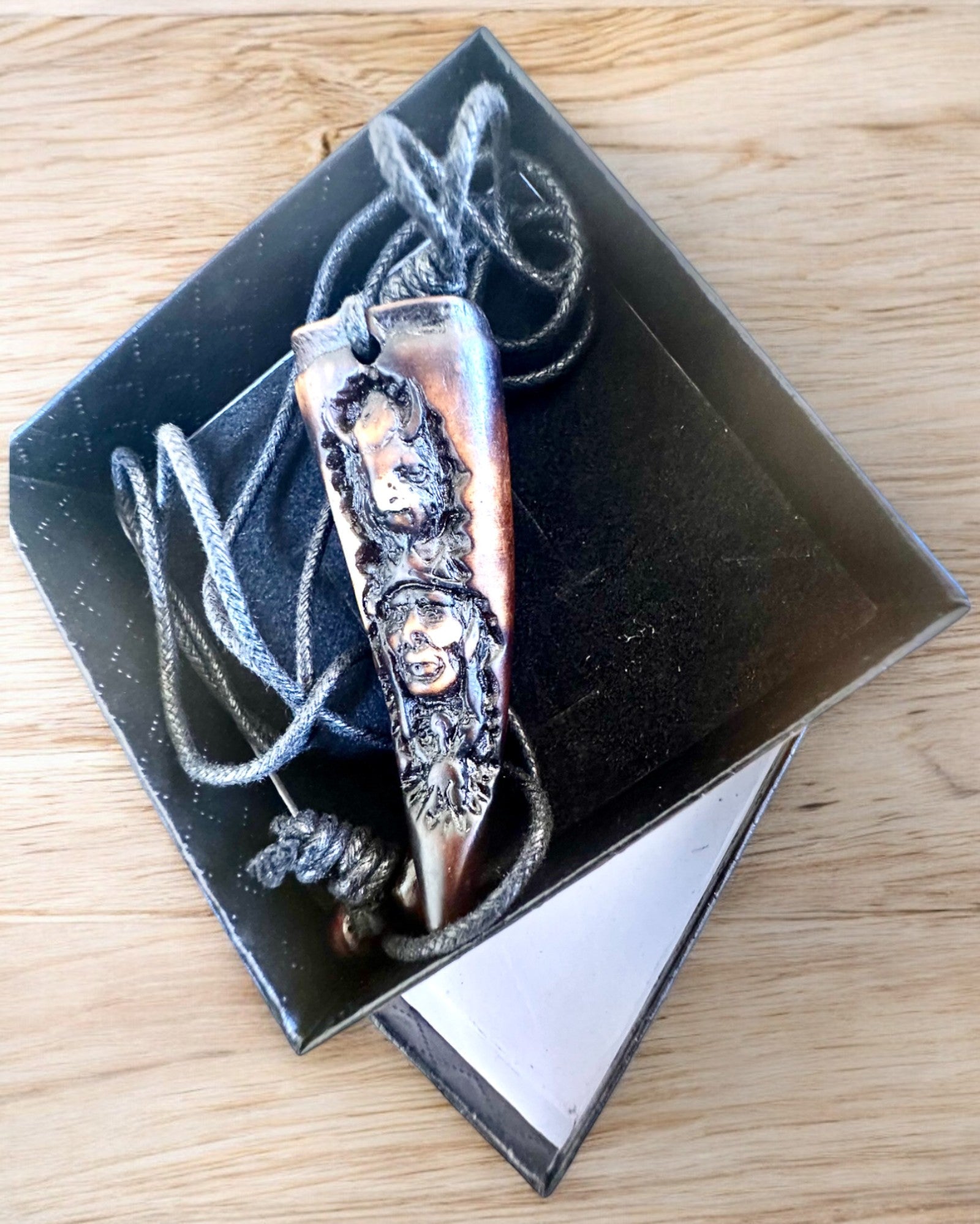 Wilczy Kieł -kaulakoru, amuletti hartsista - Mystinen Luonnon Voima, mahdollisuus personointiin kaiverruksella lahjaksi