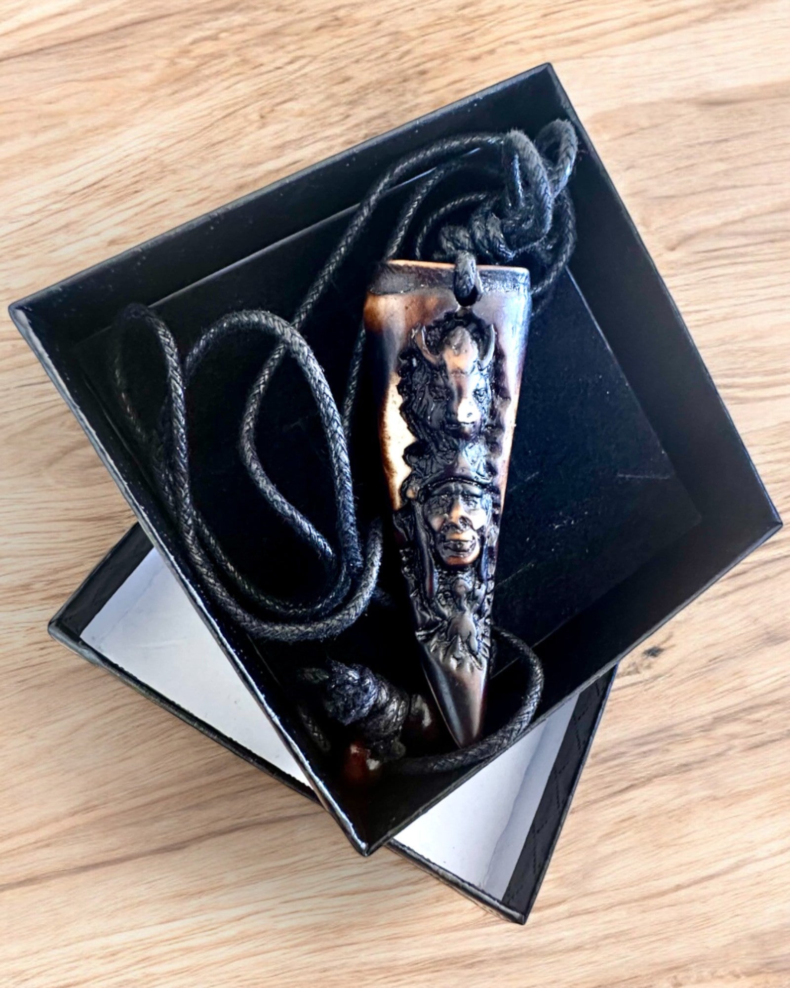 Wilczy Kieł -kaulakoru, amuletti hartsista - Mystinen Luonnon Voima, mahdollisuus personointiin kaiverruksella lahjaksi