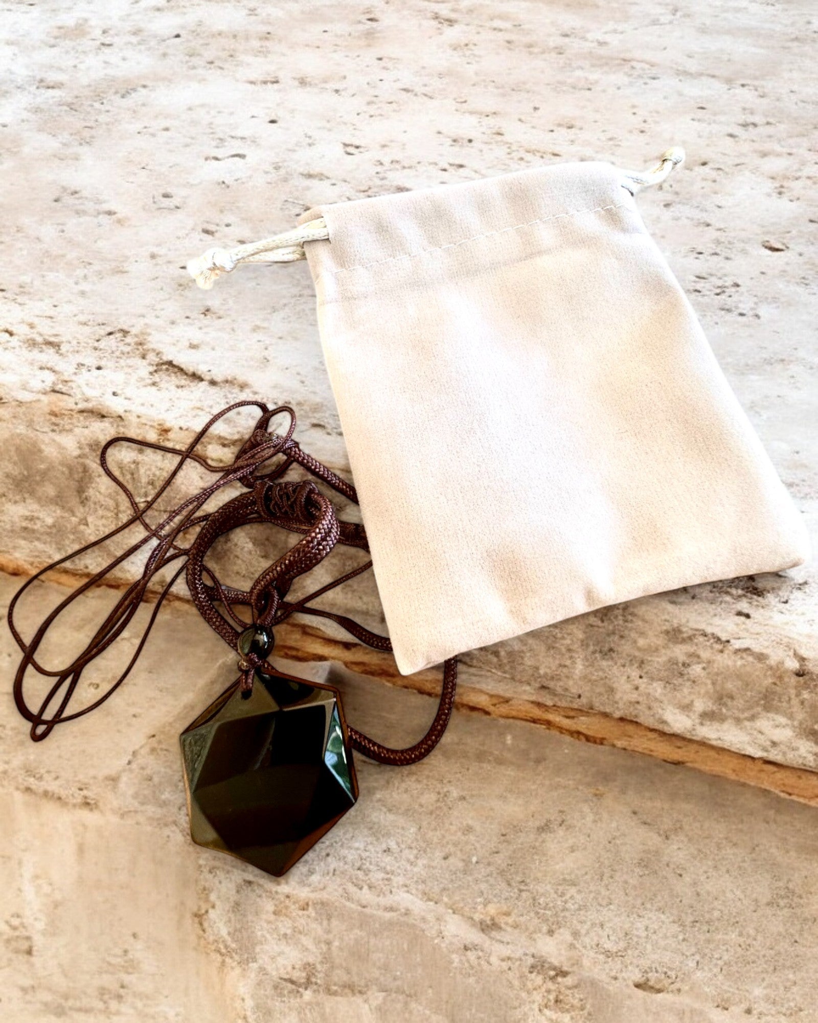 Musta obsidiaani "Daavidin tähti" -amuletit, mahdollisuus personoida kaiverruksella lahjaksi