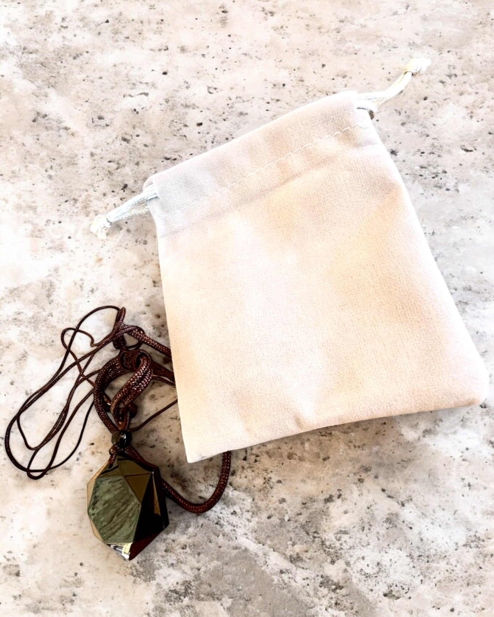 Musta obsidiaani "Daavidin tähti" -amuletit, mahdollisuus personoida kaiverruksella lahjaksi