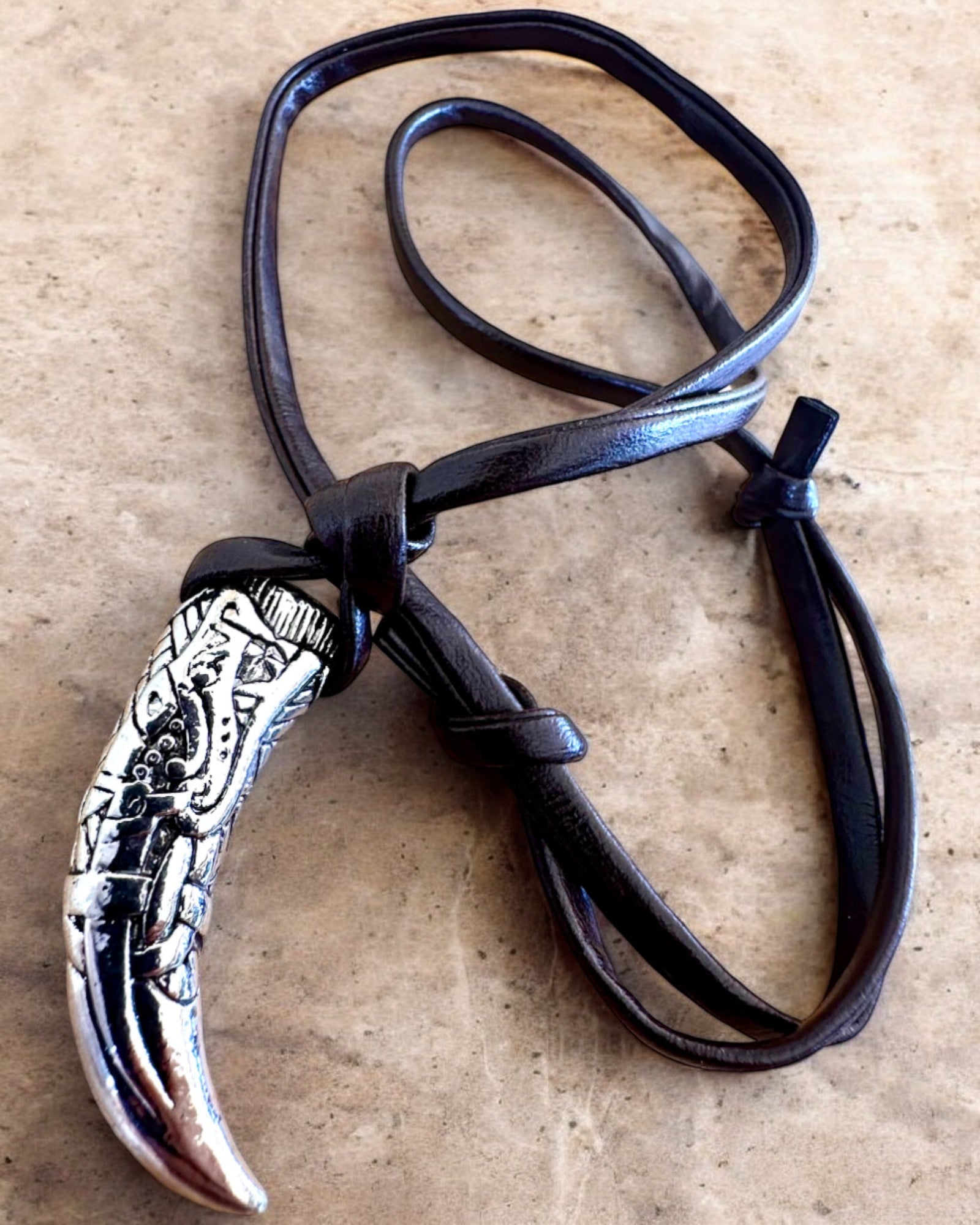 Ruostumattomasta teräksestä valmistettu Sudenhammas – Rohkeuden Amuletti, kaulakoru mahdollisuus personointiin kaiverruksella lahjaksi