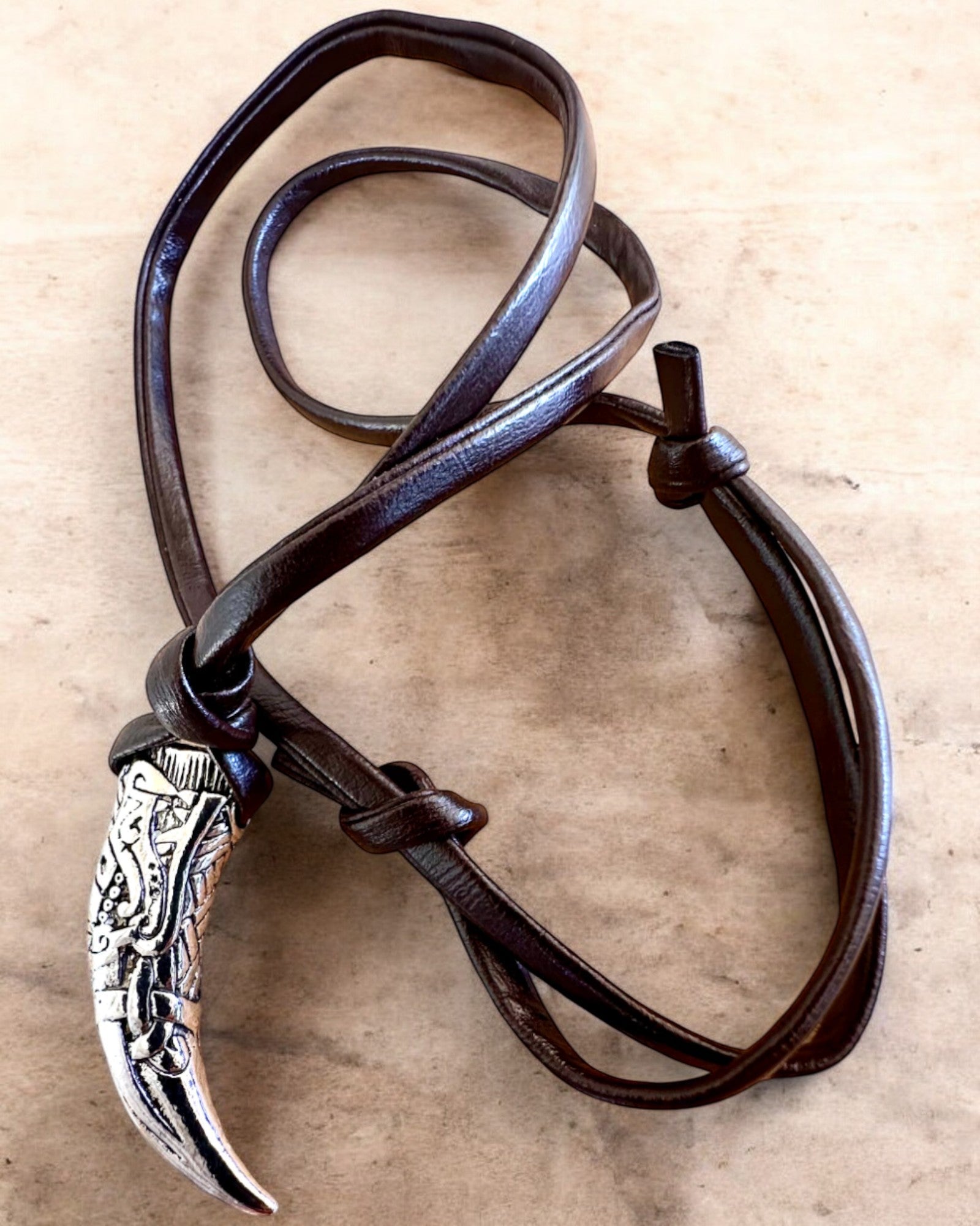 Ruostumattomasta teräksestä valmistettu Sudenhammas – Rohkeuden Amuletti, kaulakoru mahdollisuus personointiin kaiverruksella lahjaksi