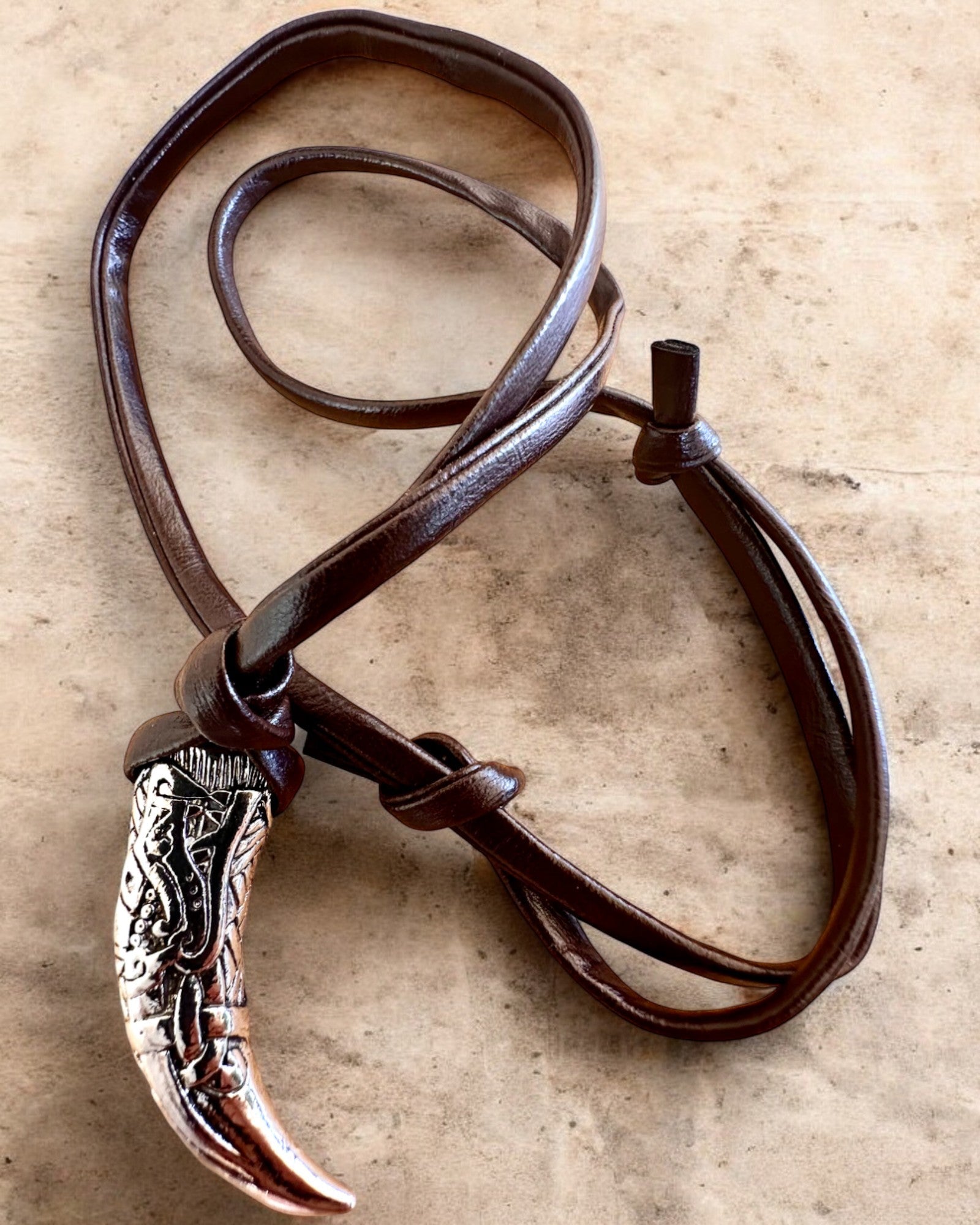 Ruostumattomasta teräksestä valmistettu Sudenhammas – Rohkeuden Amuletti, kaulakoru mahdollisuus personointiin kaiverruksella lahjaksi