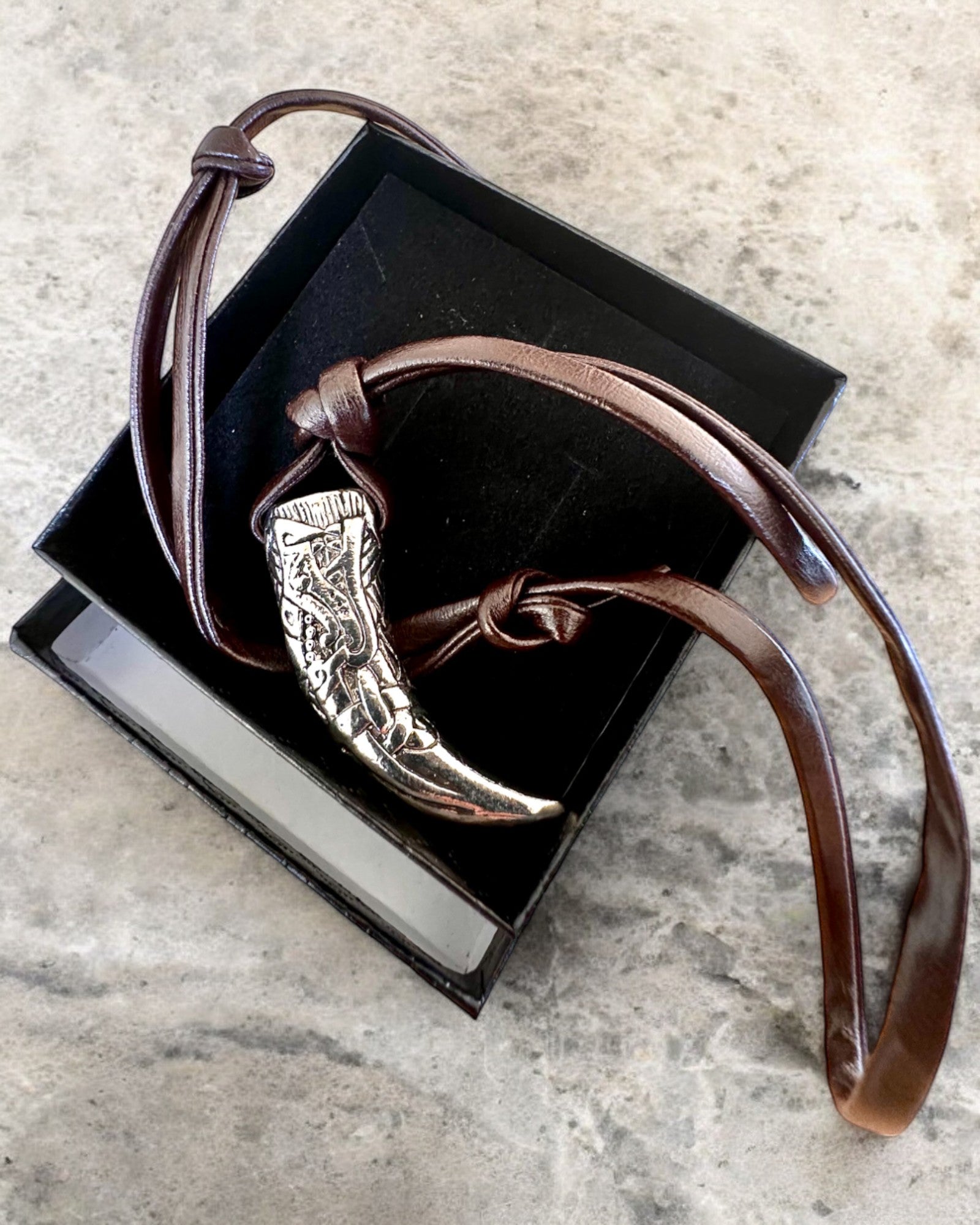 Ruostumattomasta teräksestä valmistettu Sudenhammas – Rohkeuden Amuletti, kaulakoru mahdollisuus personointiin kaiverruksella lahjaksi