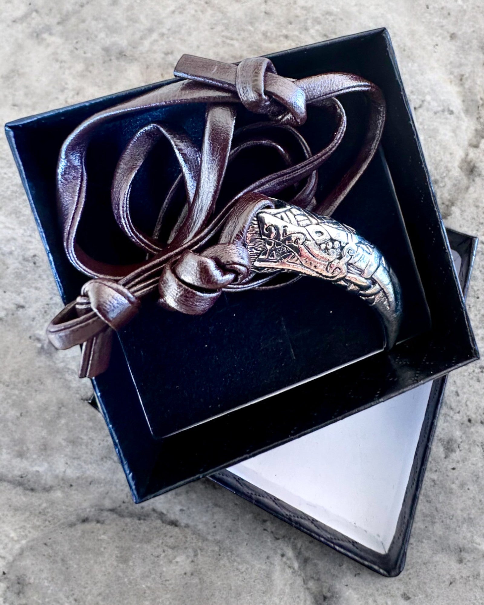 Ruostumattomasta teräksestä valmistettu Sudenhammas – Rohkeuden Amuletti, kaulakoru mahdollisuus personointiin kaiverruksella lahjaksi