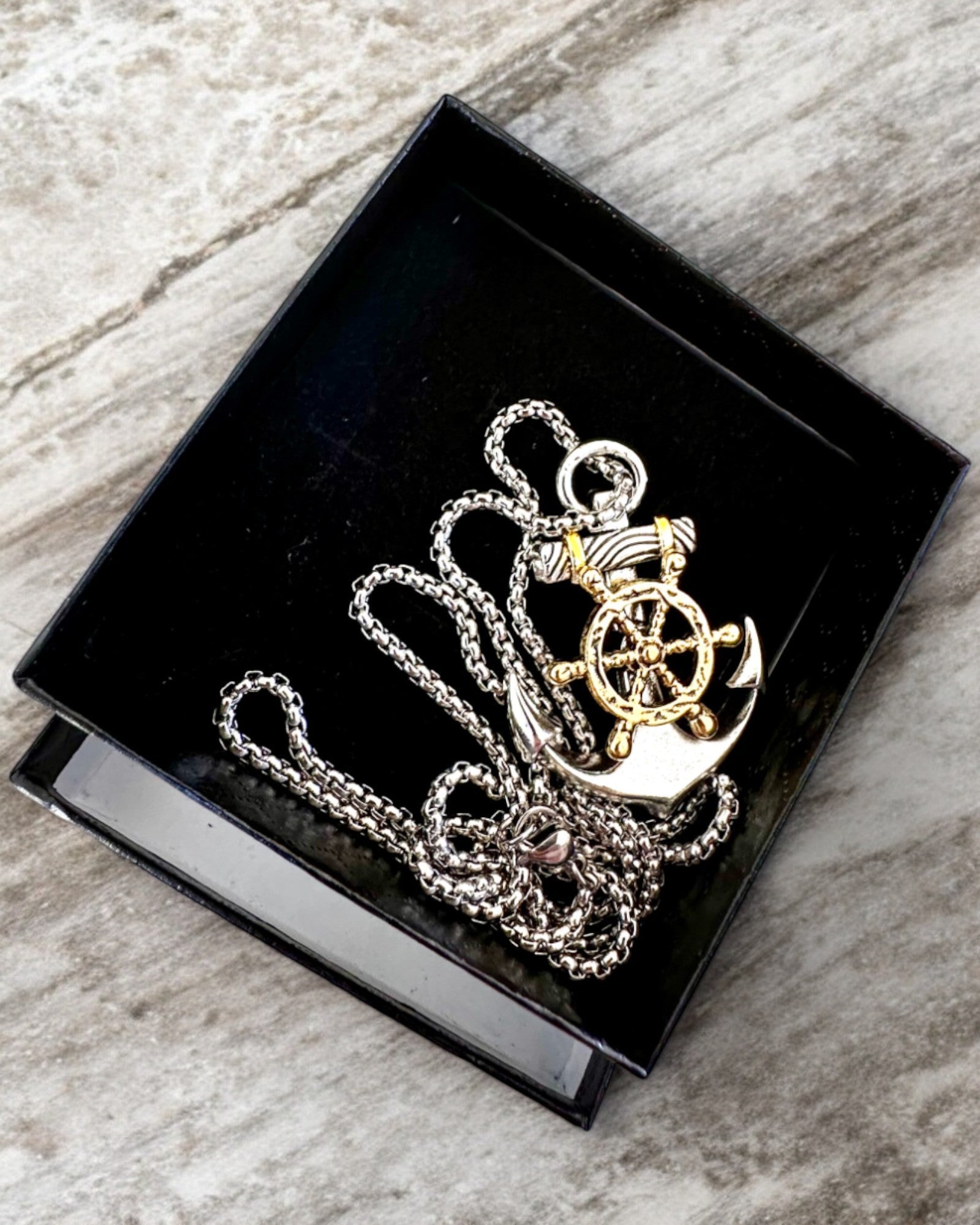 Amuletti Meren Kapteenin Ankkuri, kaulakoru kaiverrusvaihtoehdolla lahjaksi