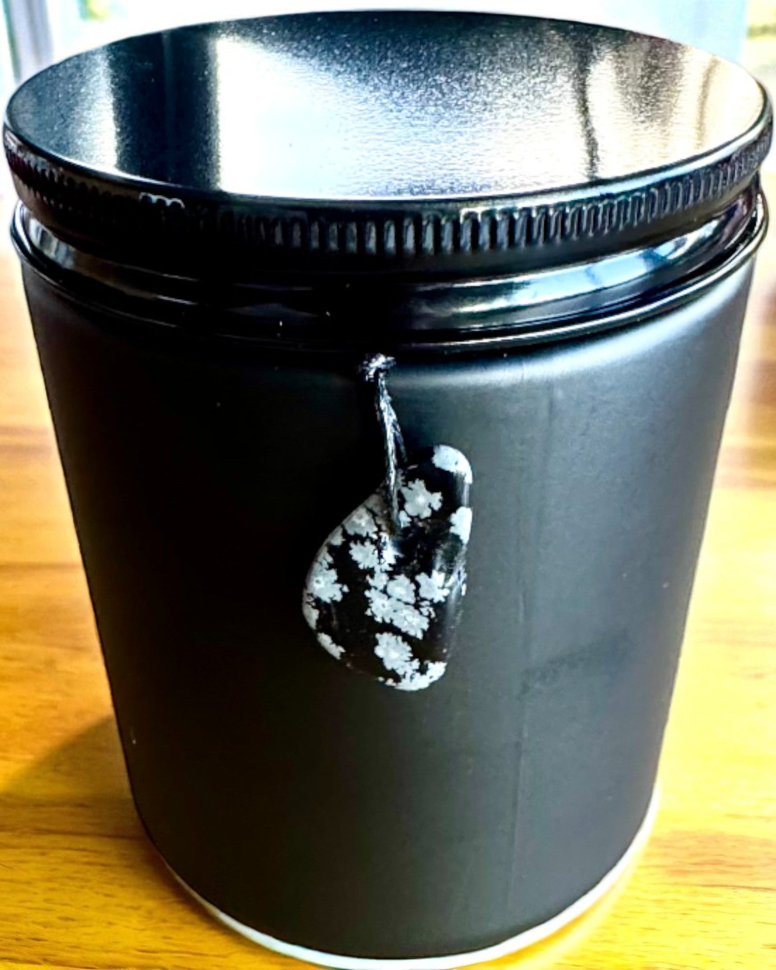 Intentionaalinen soijakynttilä Obsidiaani – itsevarmuus ja sisäinen voima, 250 ml, mahdollisuus personointiin lahjaksi