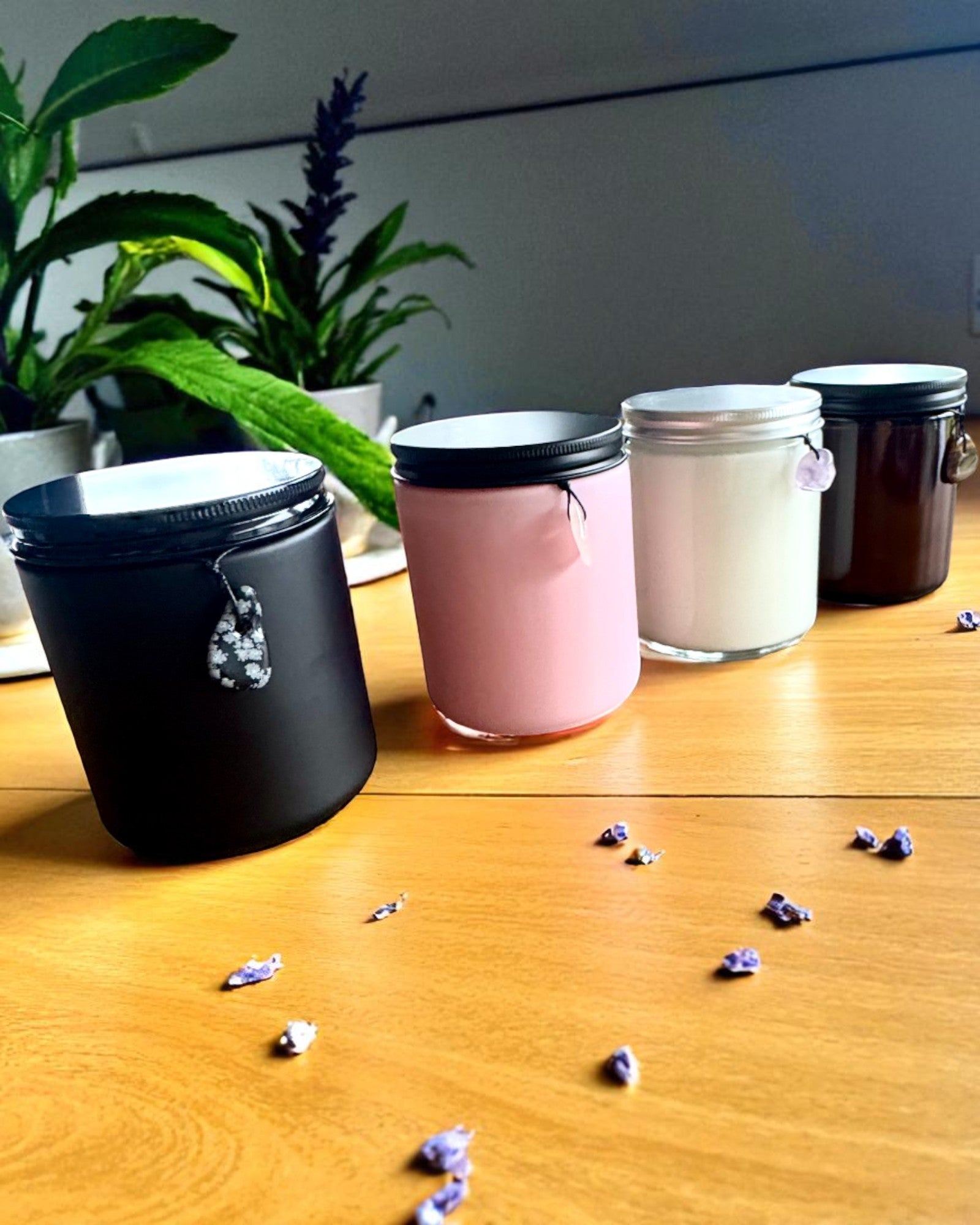 Intentionaalikynttilä Tiikerin Voima – Itsevarmuus ja hyvinvointi, 250 ml, mahdollisuus kannen personointiin lahjaksi