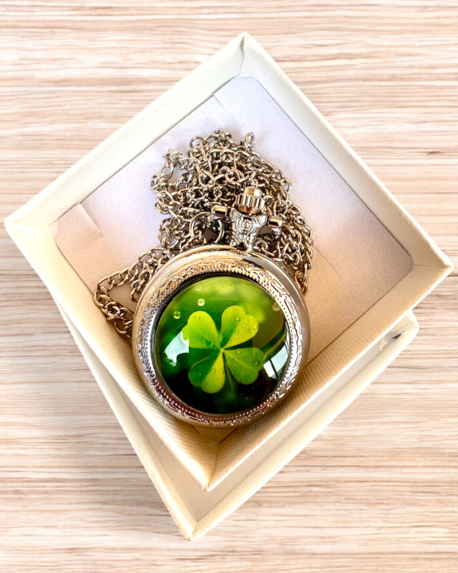 Taskukello "CloverTime" nelilehtisen apilan teemalla, mahdollisuus personointiin kaiverruksella lahjaksi