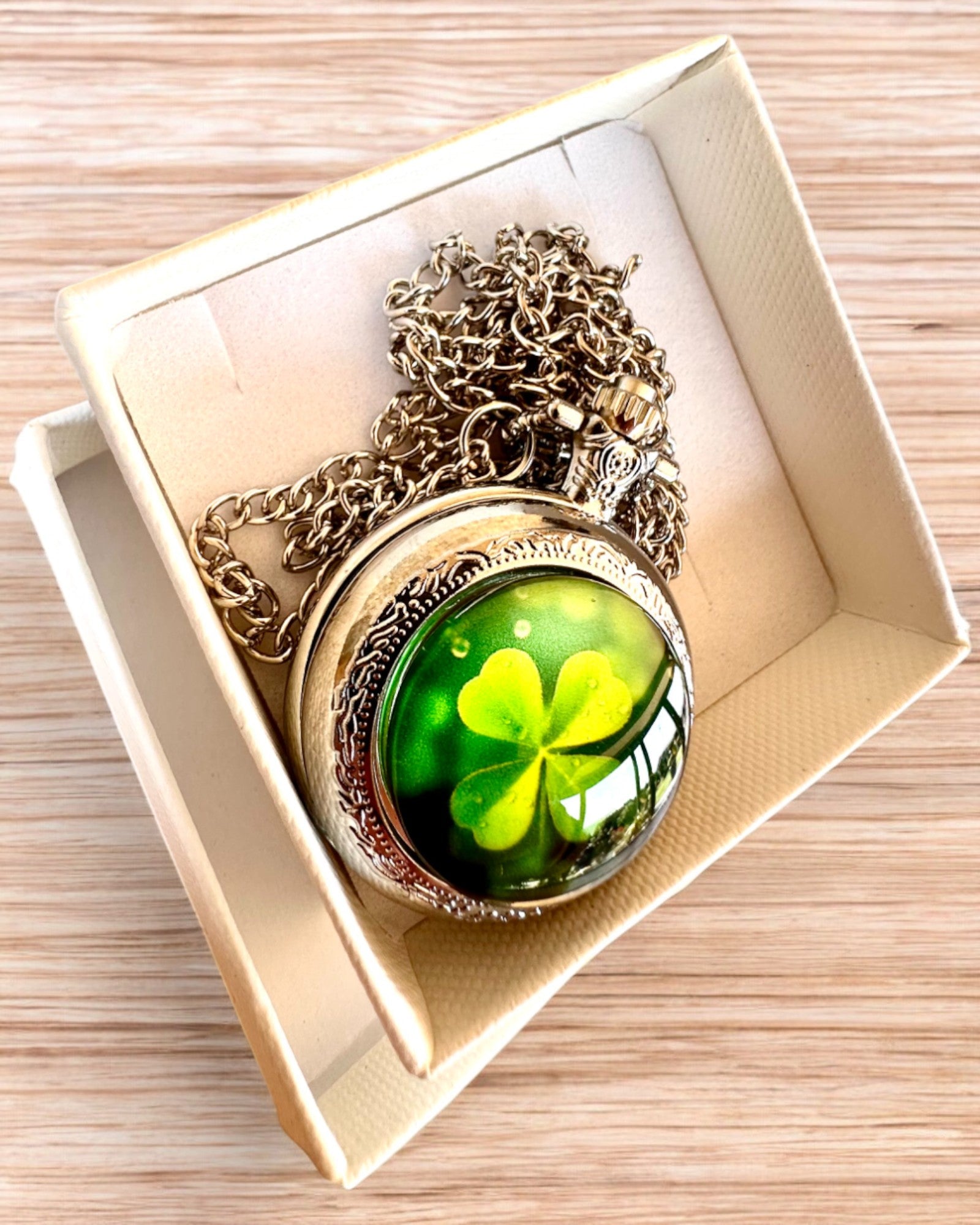 Taskukello "CloverTime" nelilehtisen apilan teemalla, mahdollisuus personointiin kaiverruksella lahjaksi