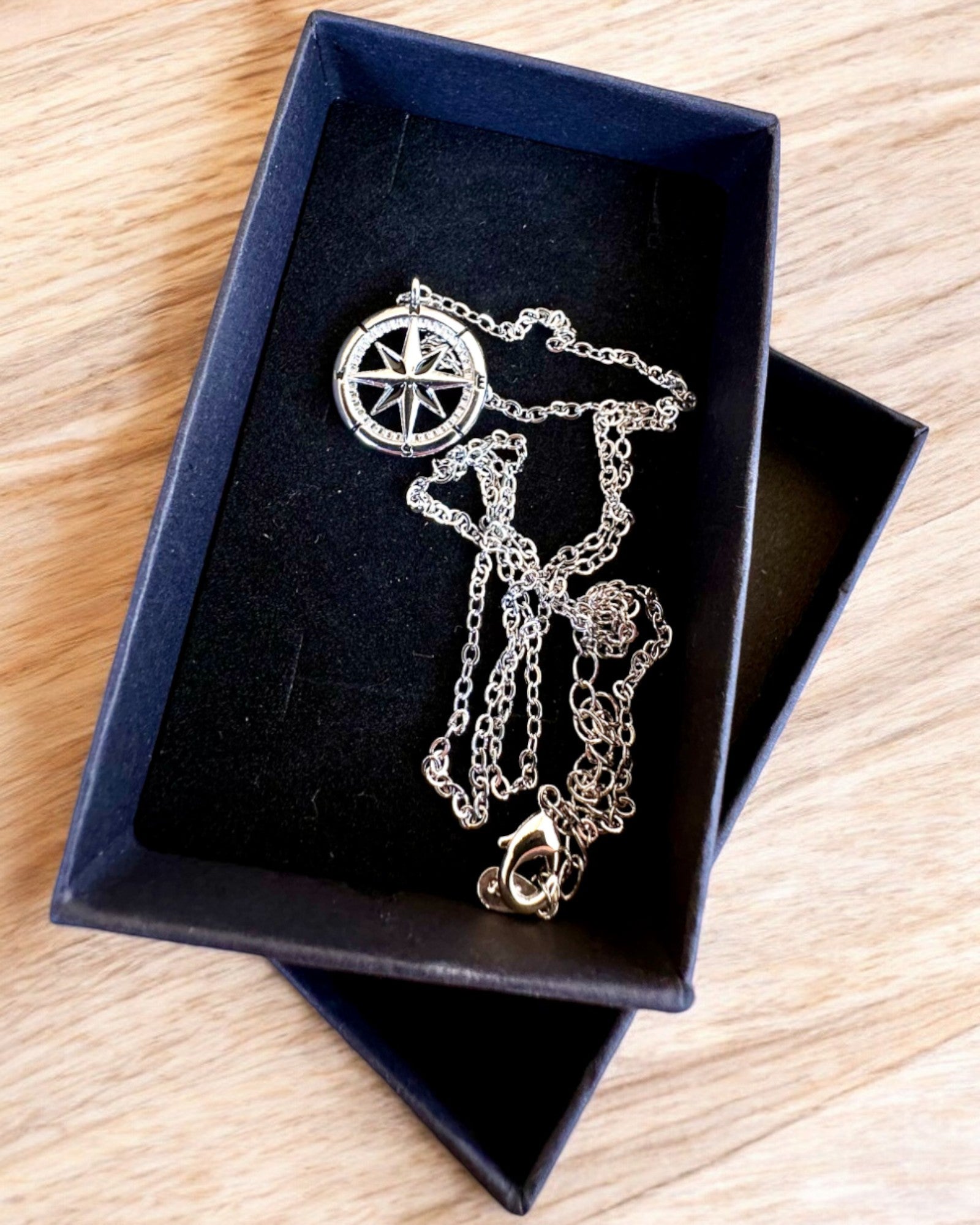 Hopeakaulakoru pienellä symbolilla - "Matkustajan" kompassi, mahdollisuus personointiin kaiverruksella lahjaksi