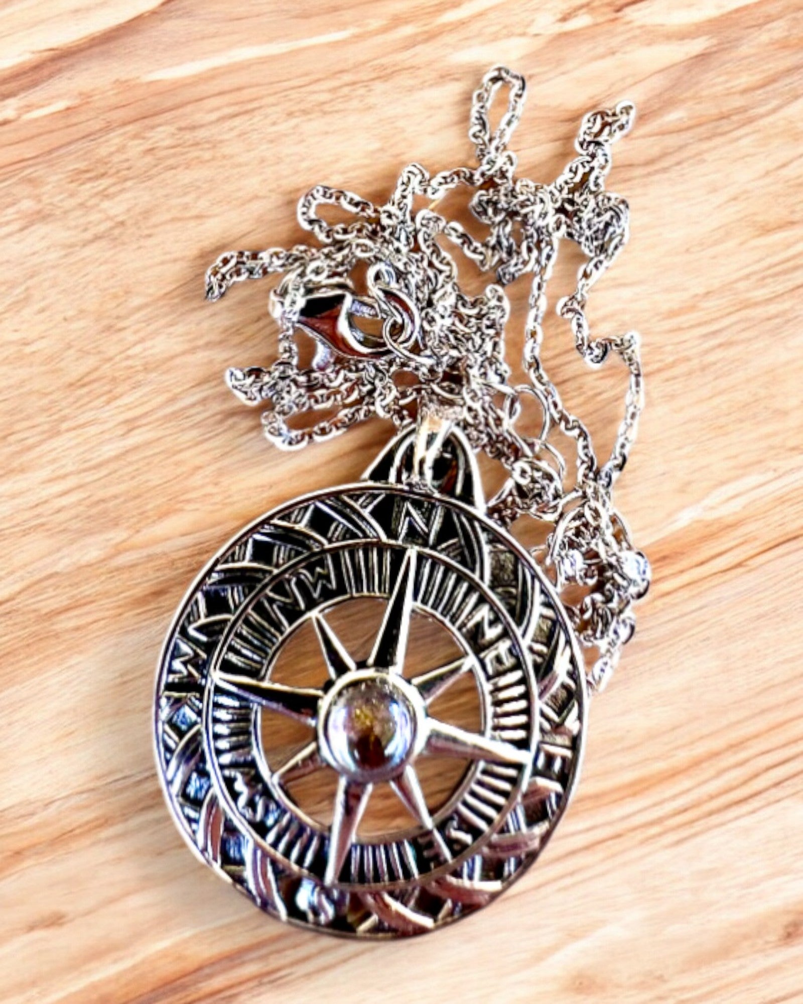 Astral Travel Amuletti – Hopeakaulakoru kaiverruksella, personointi lahjaksi