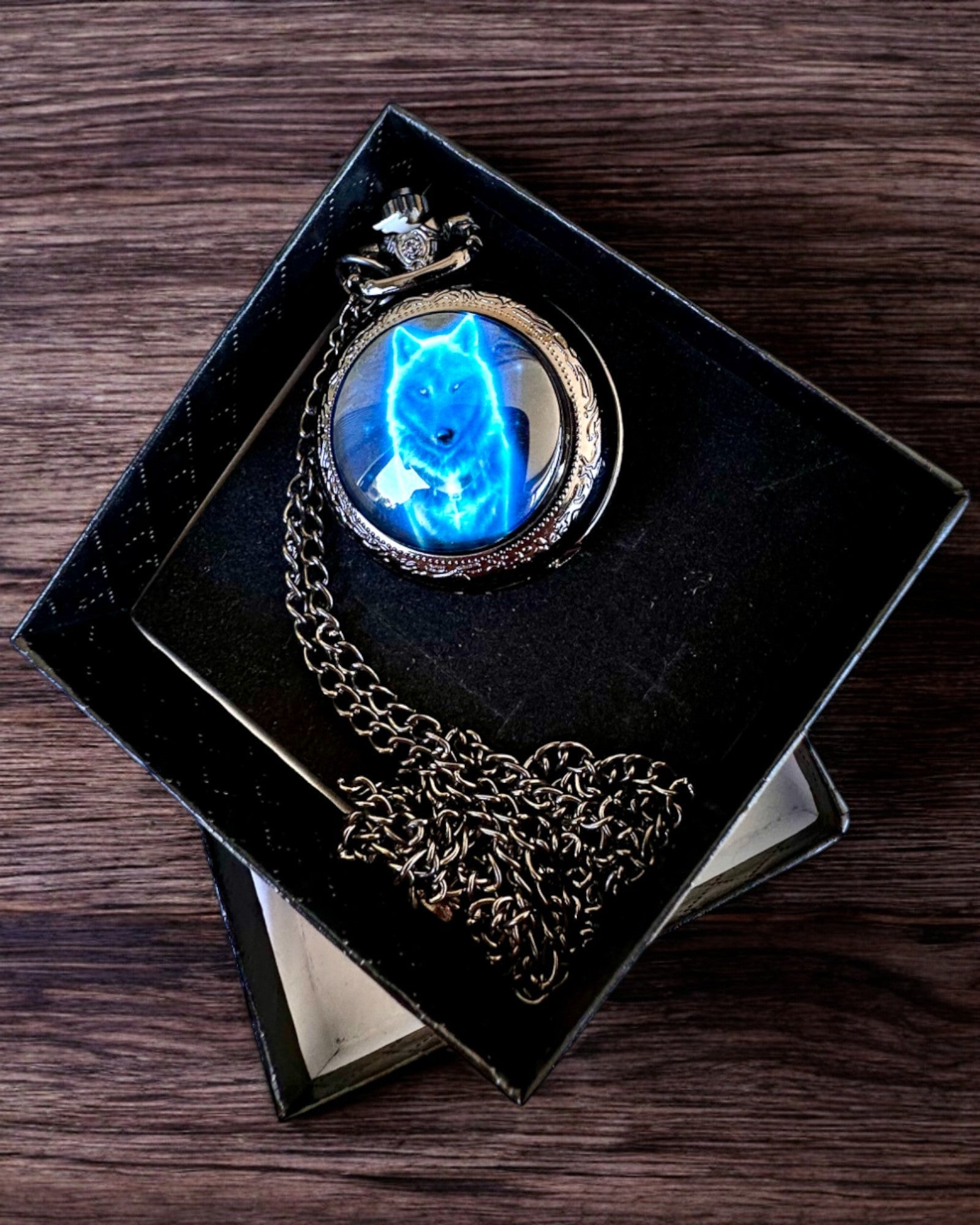 Kieszonkello Lunar Wolf – Kuun Suden kello, mahdollisuus personoida kaiverruksella lahjaksi