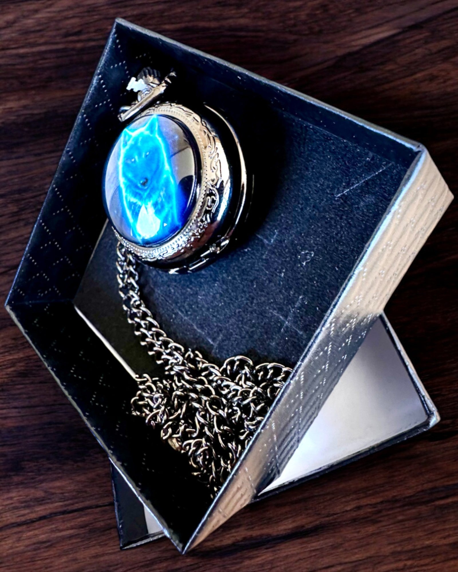 Kieszonkello Lunar Wolf – Kuun Suden kello, mahdollisuus personoida kaiverruksella lahjaksi