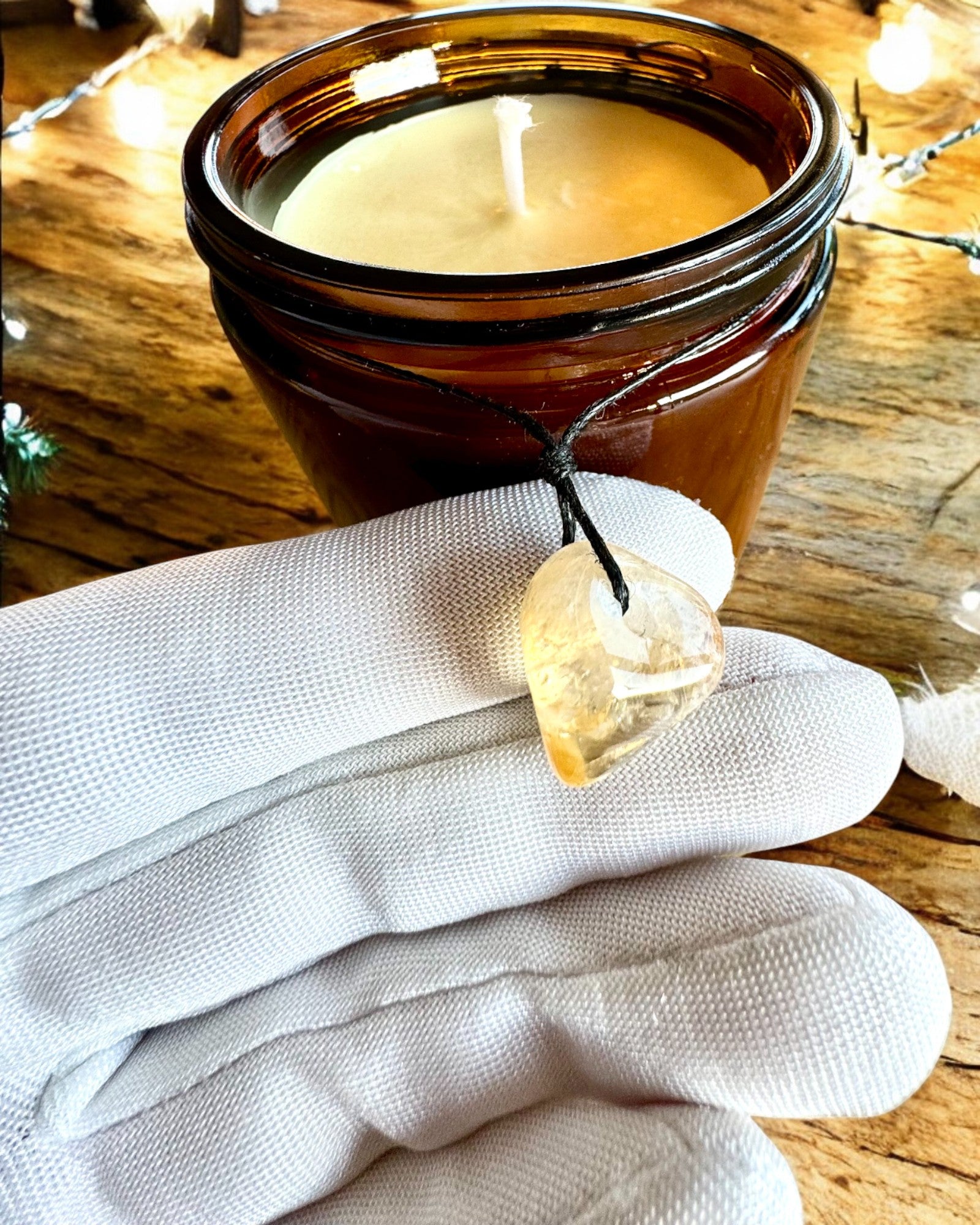 Intentionaalinen soijakynttilä 250 ml luonnonkivellä – valitse oma energiasi: sitriini tai granaatti, personointi kaiverruksella lahjaksi