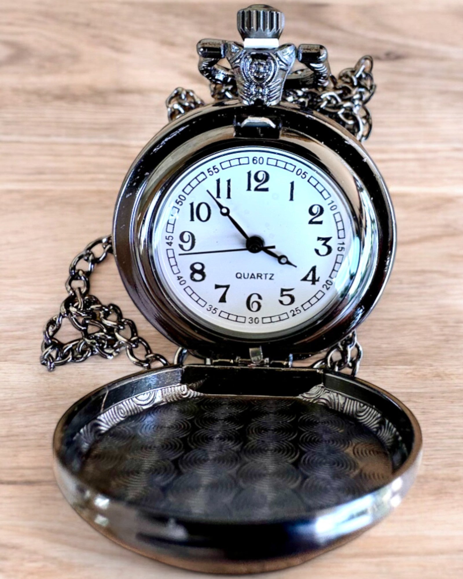 Kieszonkello Lunar Wolf – Kuun Suden kello, mahdollisuus personoida kaiverruksella lahjaksi