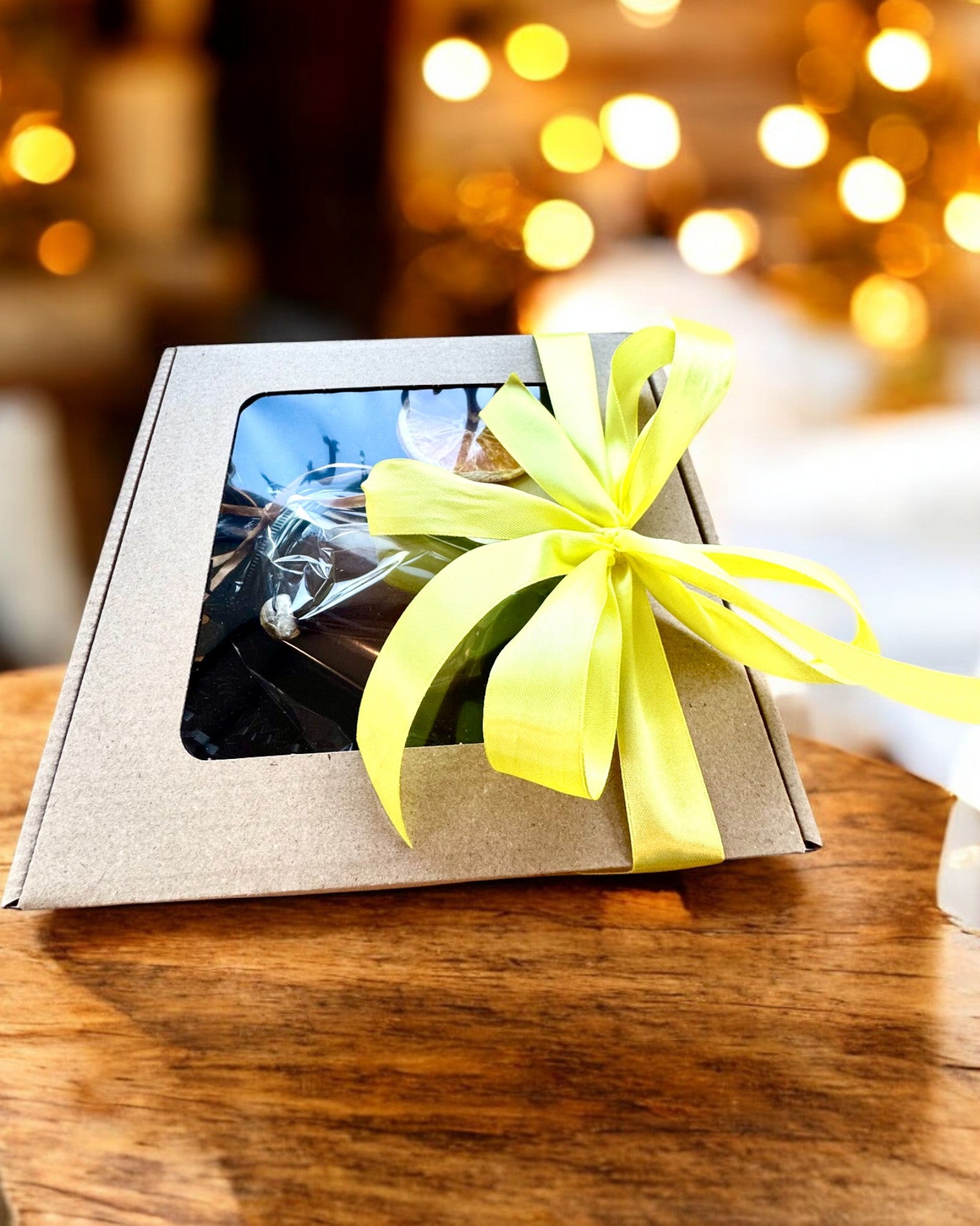 Intentionaalinen soijakynttilä 250 ml luonnonkivellä – valitse oma energiasi: sitriini tai granaatti, personointi kaiverruksella lahjaksi