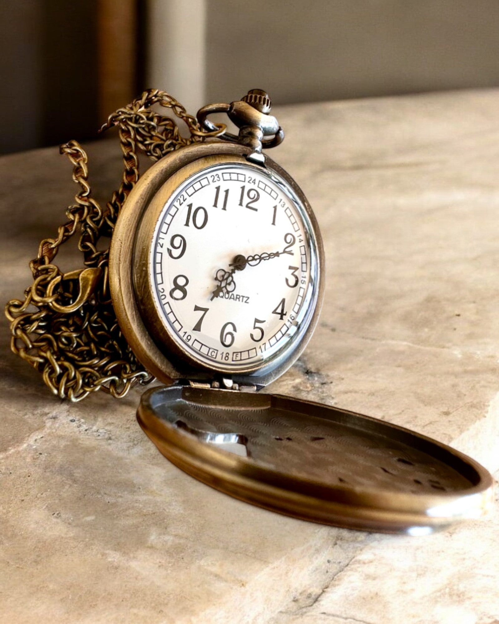 „Luna Wolf” – Tyylikäs taskukello susilla, mahdollisuus personoida kaiverruksella lahjaksi