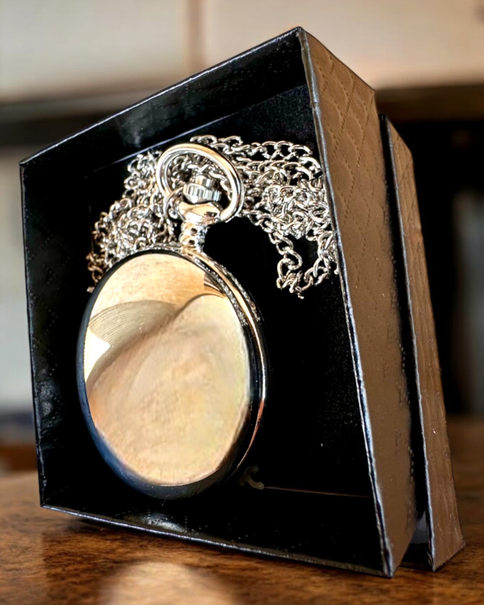 Tyylikäs taskukello "Ajan Klassikko", hopeanvärinen, mahdollisuus personoida kaiverruksella lahjaksi