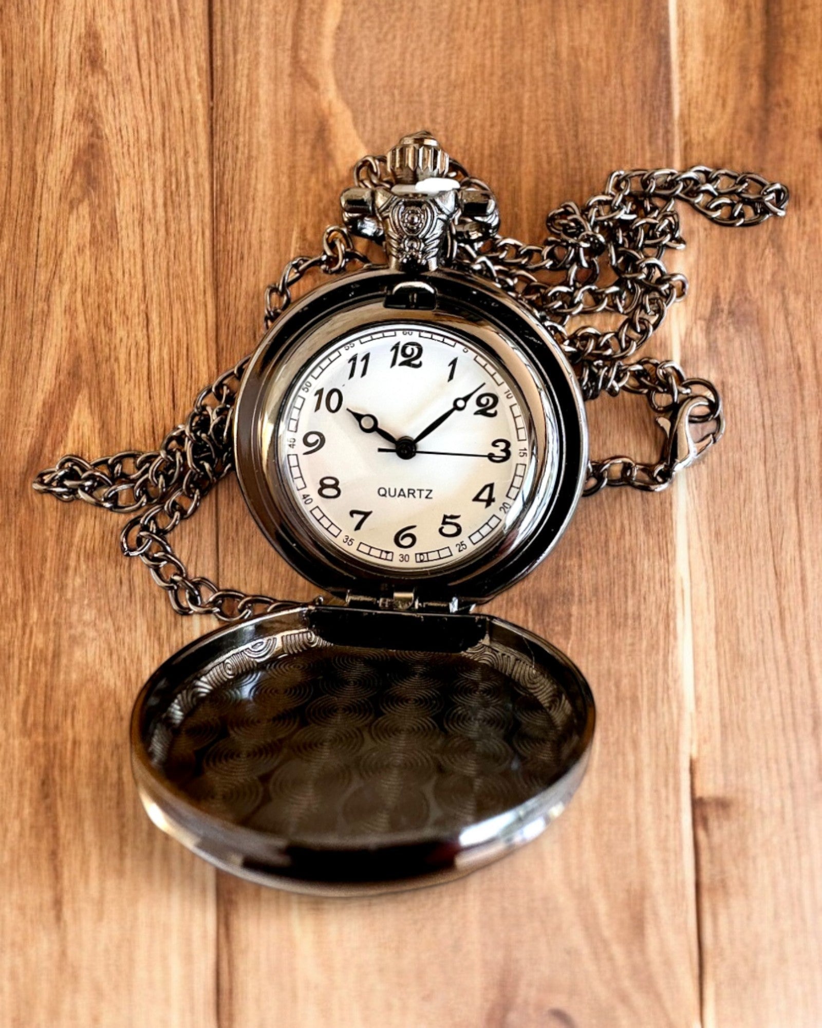 Ruostumattomasta teräksestä valmistettu "Tygrysia Elegancja" taskukello, jossa on kaiverrusmahdollisuus lahjaksi