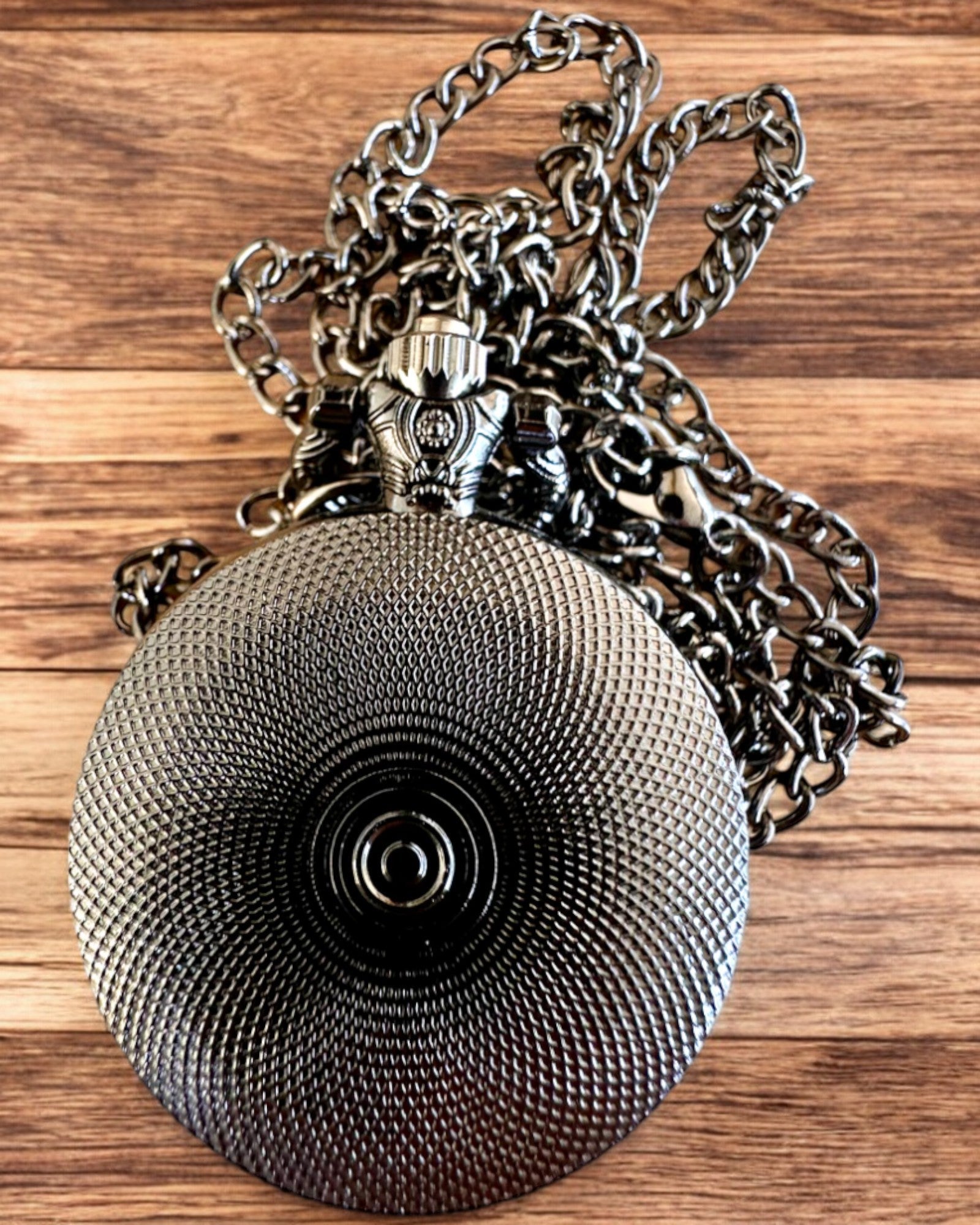 Taskukello 'Korpin Suudelma' kaiverruksella – personointi kaiverruksella lahjaksi