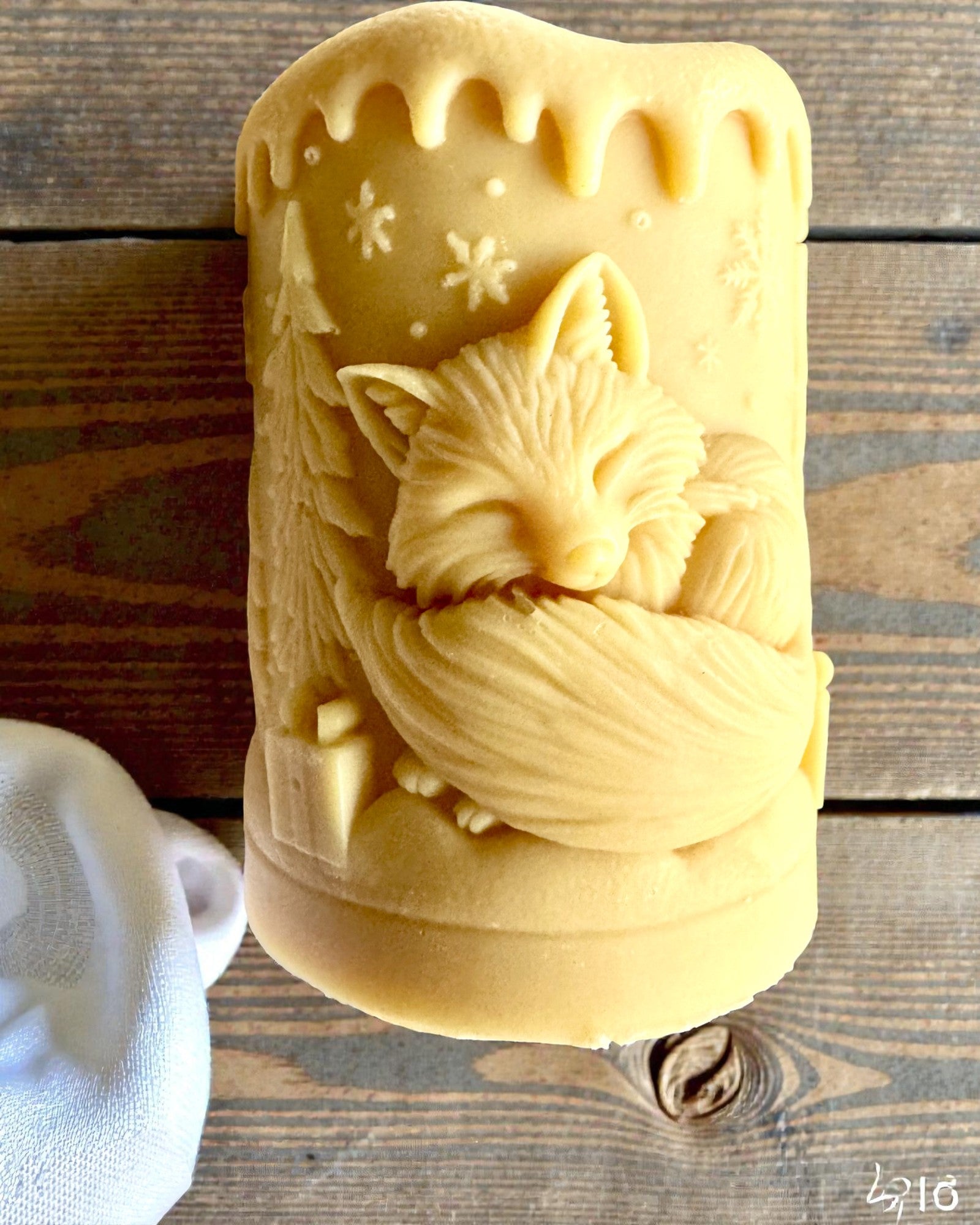 Soijakynttilä Talvikettu, 7,5 cm korkea, käsin valettu soijakynttilä suloisella nukkuvalla ketulla, personoitavissa kaiverruksella laattaan