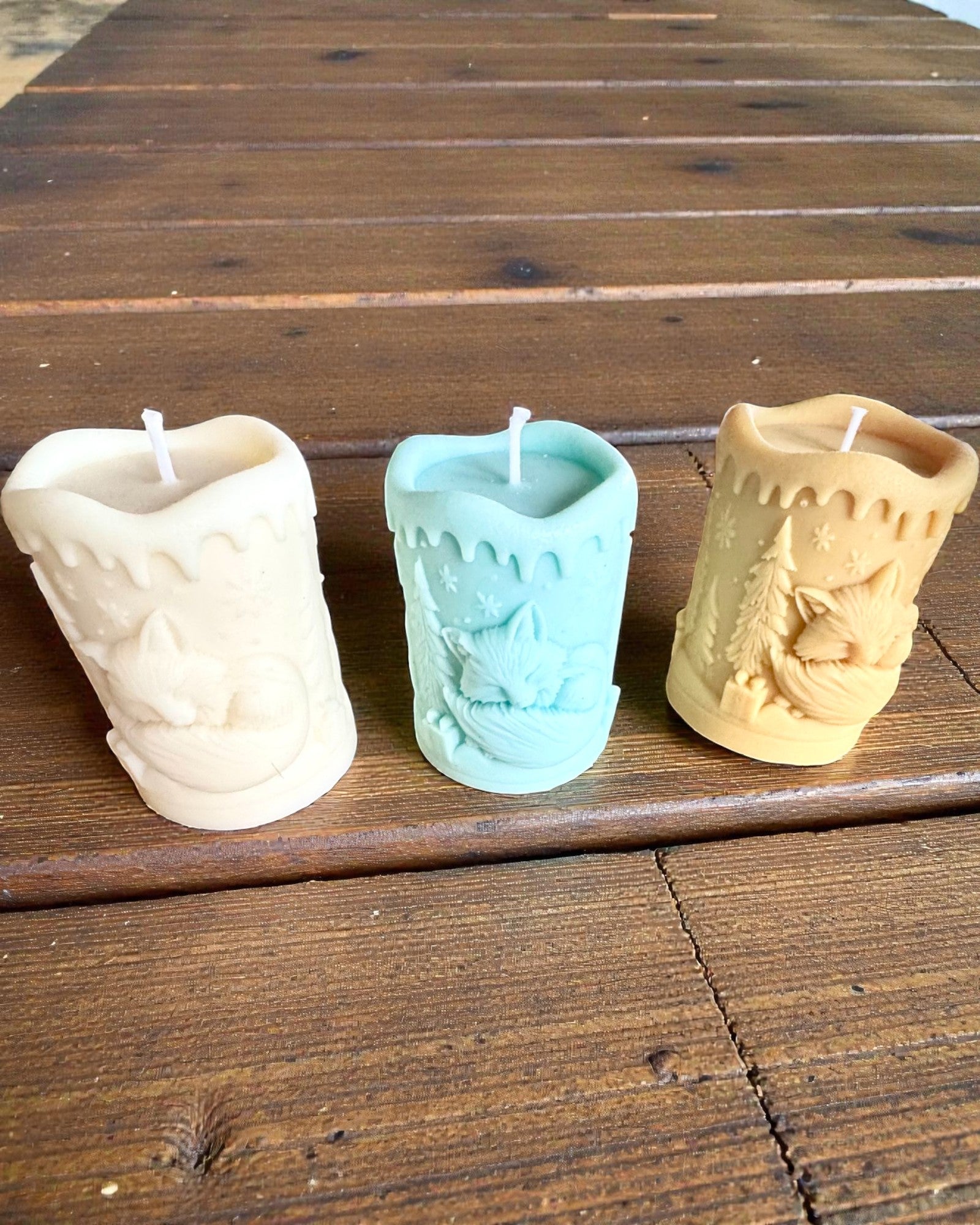 Soijakynttilä Talvikettu, 7,5 cm korkea, käsin valettu soijakynttilä suloisella nukkuvalla ketulla, personoitavissa kaiverruksella laattaan