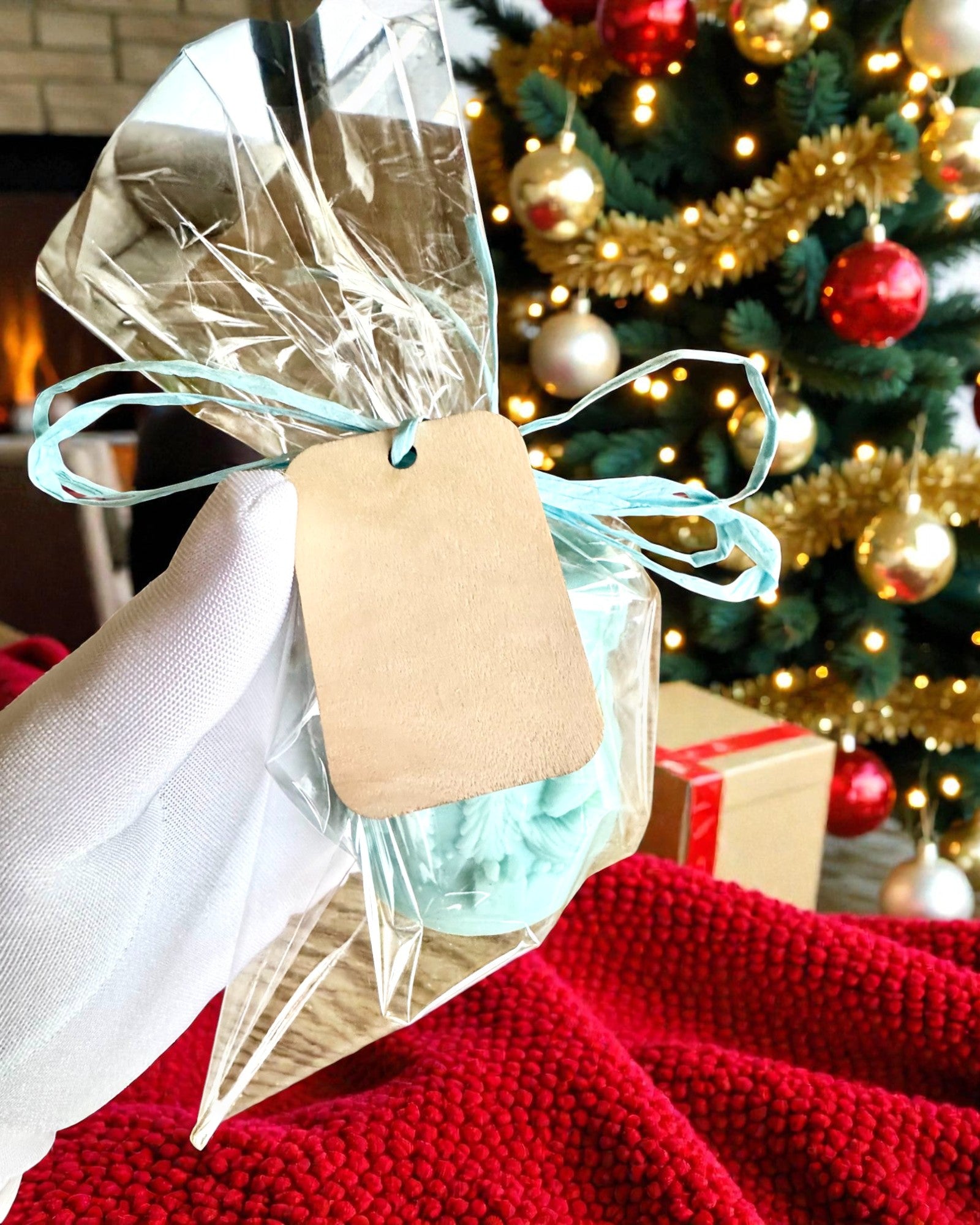 Soijakynttilä Talvikettu, 7,5 cm korkea, käsin valettu soijakynttilä suloisella nukkuvalla ketulla, personoitavissa kaiverruksella laattaan