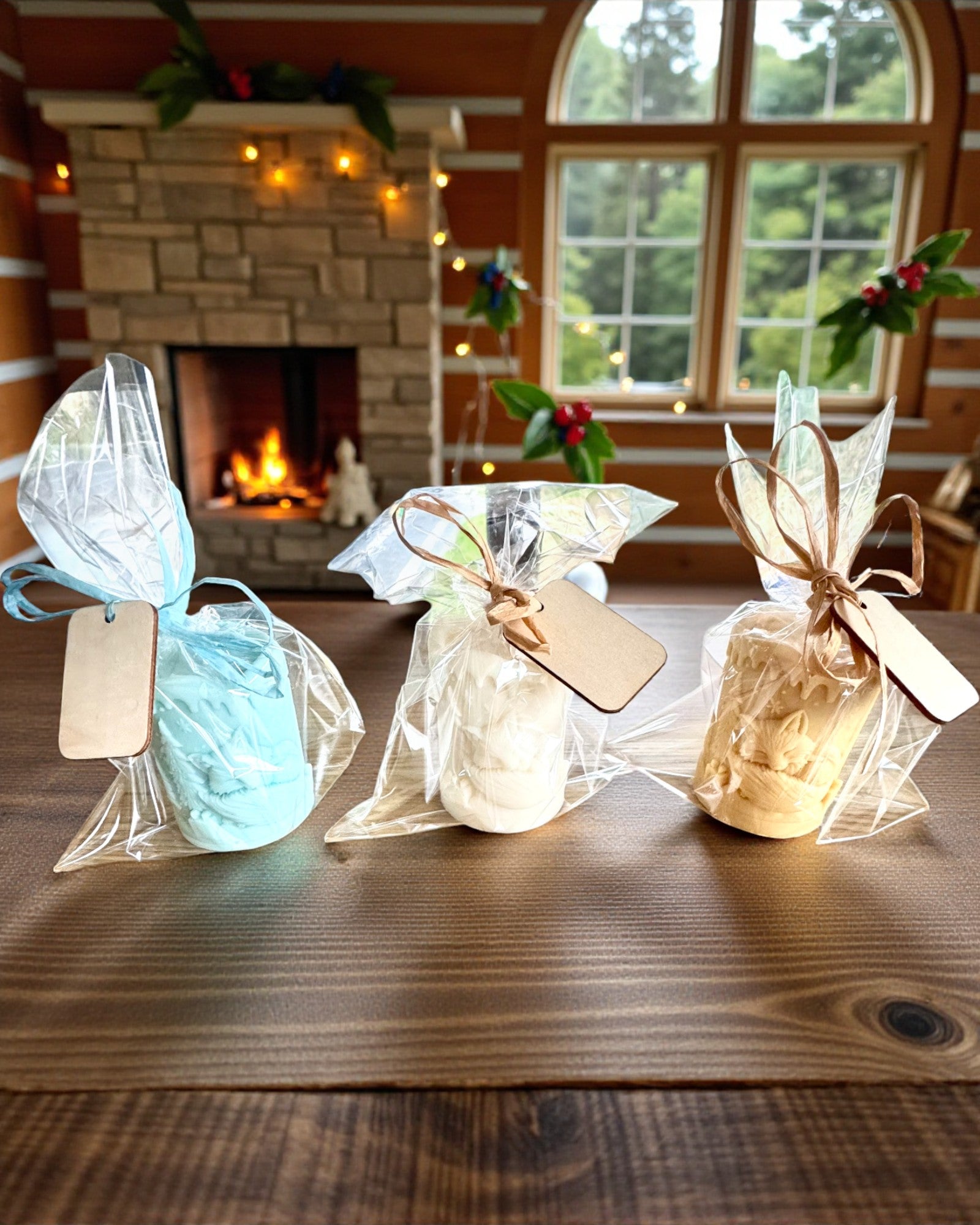 Soijakynttilä Talvikettu, 7,5 cm korkea, käsin valettu soijakynttilä suloisella nukkuvalla ketulla, personoitavissa kaiverruksella laattaan