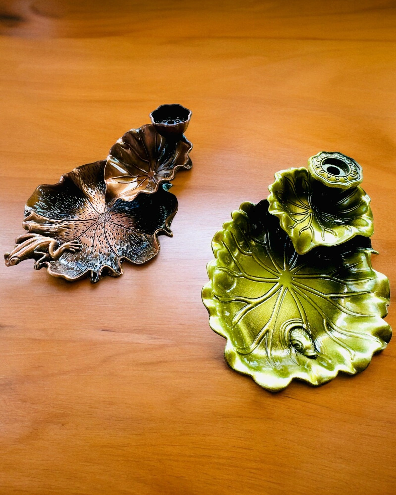 Tyylikäs metallinen lootuksenlehti suitsuketeline - 4 vaihtoehtoa valittavana, mahdollisuus personointiin kaiverruksella lahjaksi