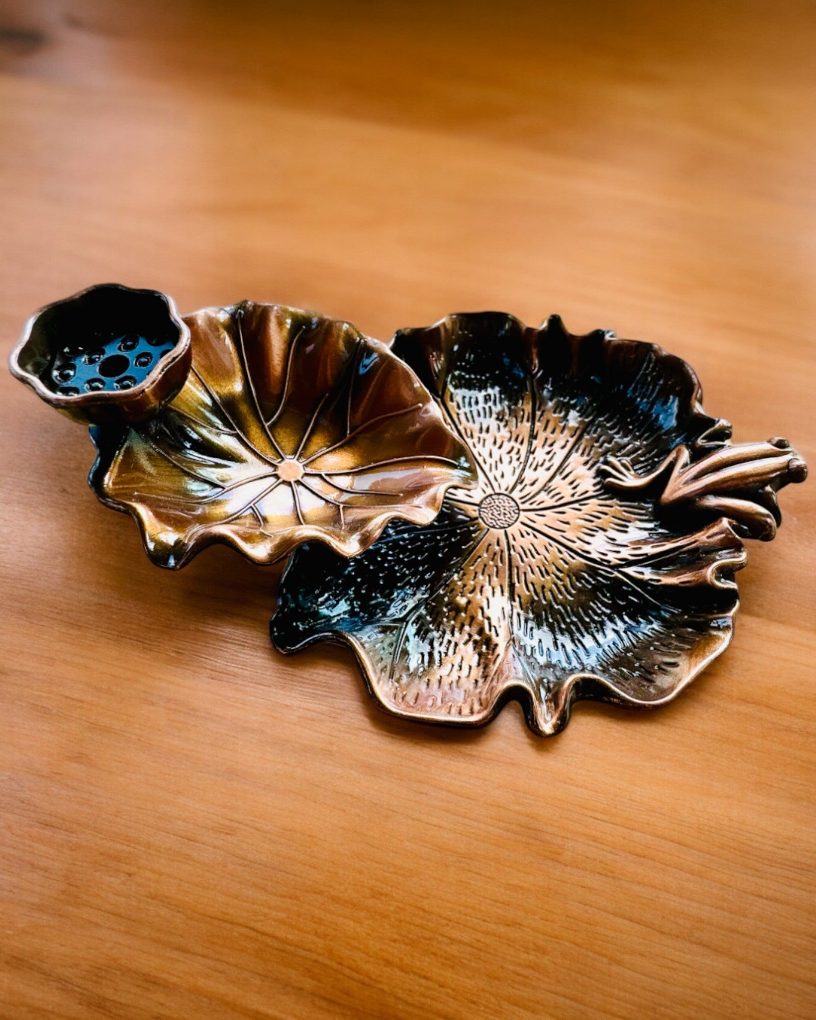 Tyylikäs metallinen lootuksenlehti suitsuketeline - 4 vaihtoehtoa valittavana, mahdollisuus personointiin kaiverruksella lahjaksi