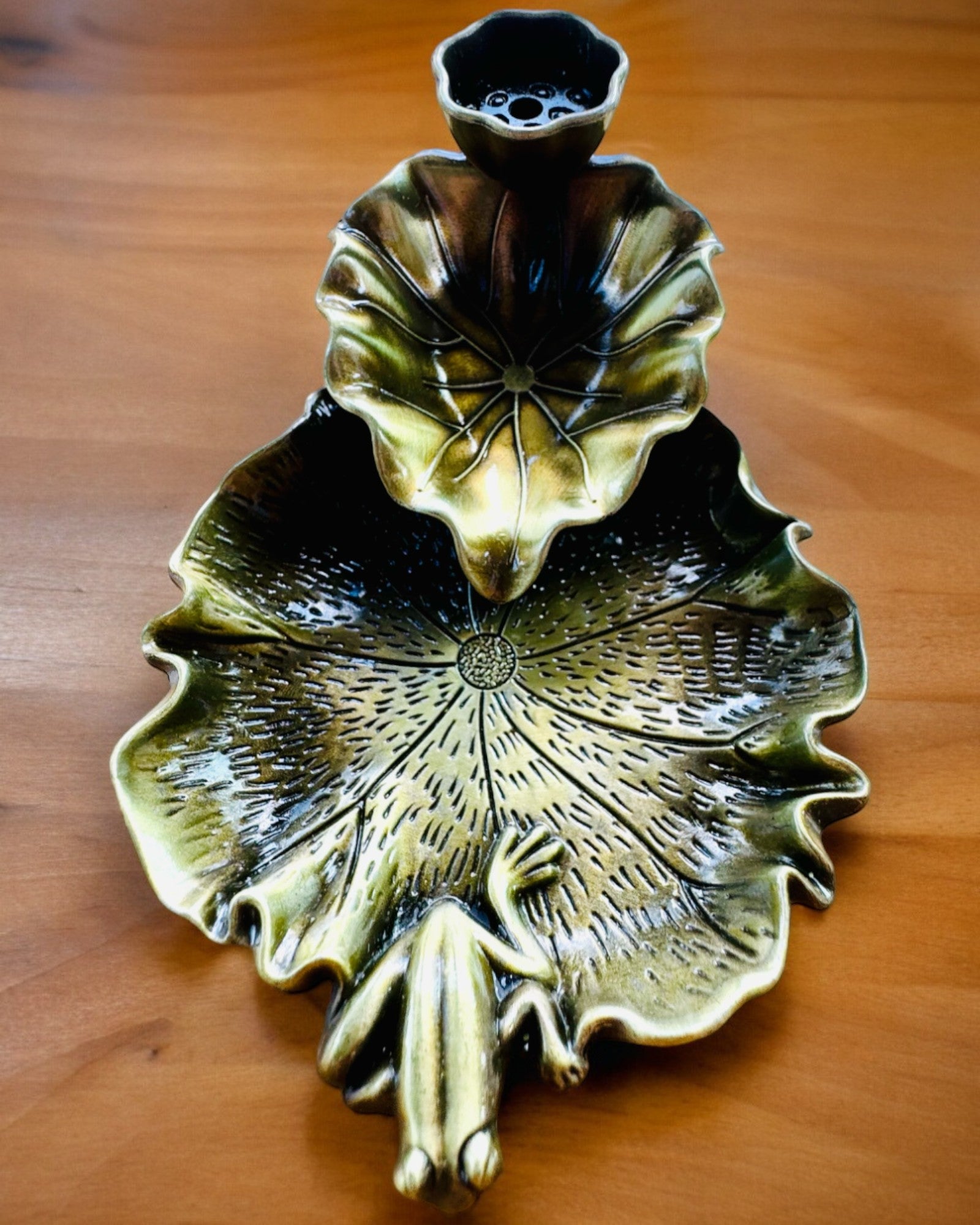 Tyylikäs metallinen lootuksenlehti suitsuketeline - 4 vaihtoehtoa valittavana, mahdollisuus personointiin kaiverruksella lahjaksi