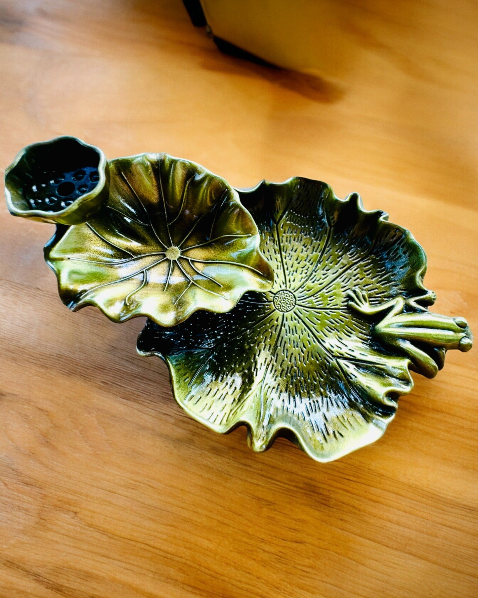 Tyylikäs metallinen lootuksenlehti suitsuketeline - 4 vaihtoehtoa valittavana, mahdollisuus personointiin kaiverruksella lahjaksi