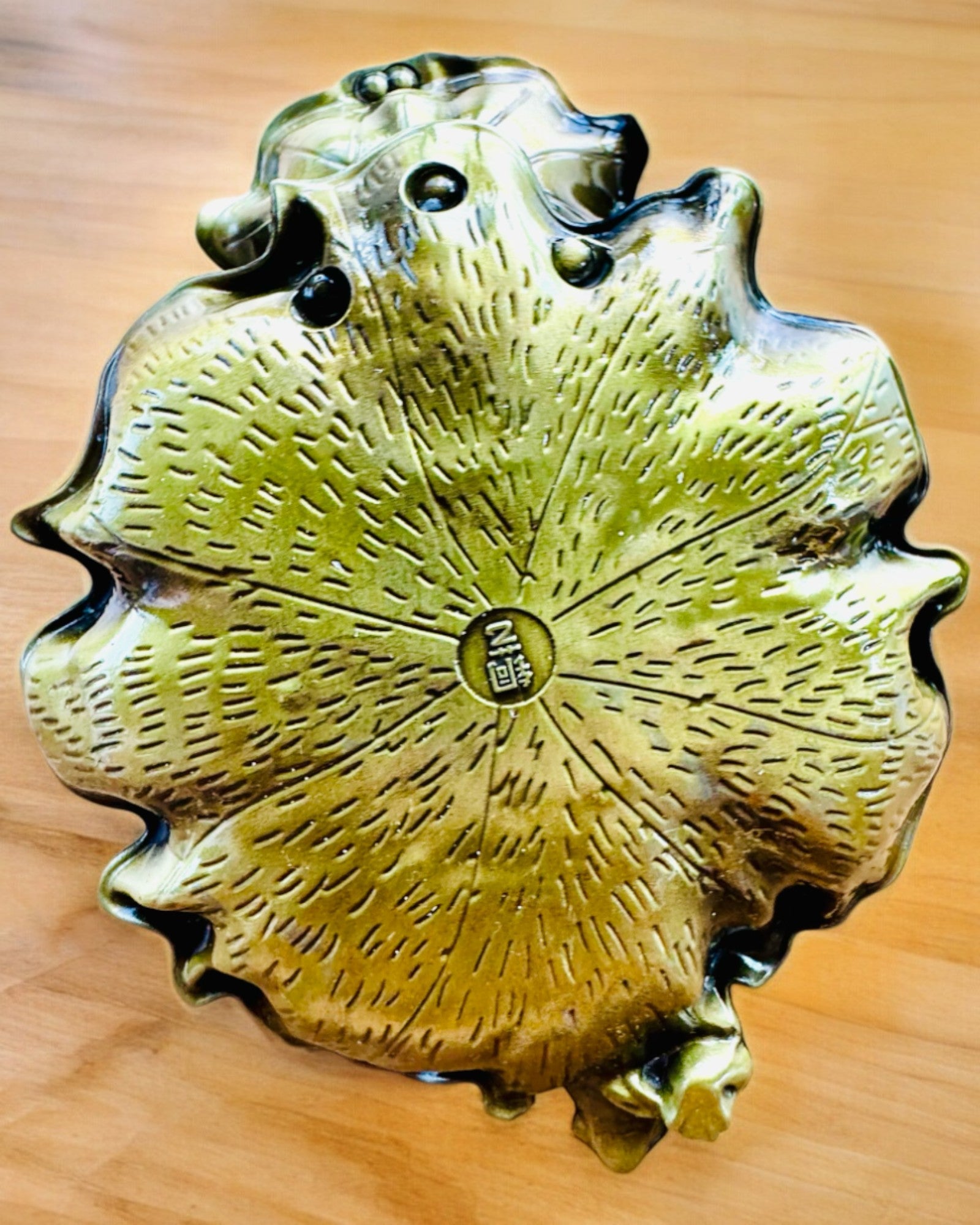 Tyylikäs metallinen lootuksenlehti suitsuketeline - 4 vaihtoehtoa valittavana, mahdollisuus personointiin kaiverruksella lahjaksi