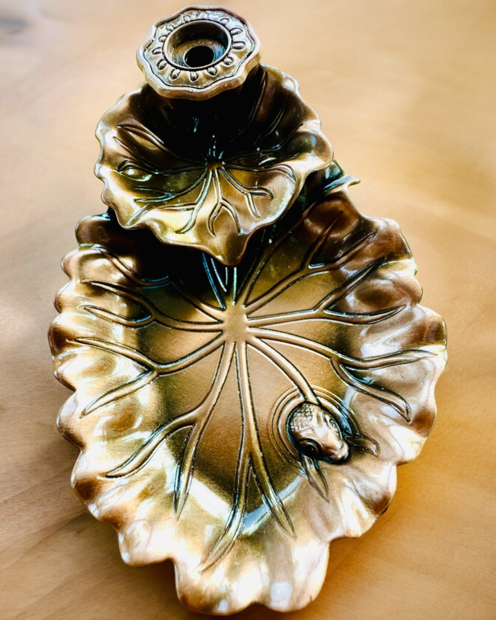 Tyylikäs metallinen lootuksenlehti suitsuketeline - 4 vaihtoehtoa valittavana, mahdollisuus personointiin kaiverruksella lahjaksi