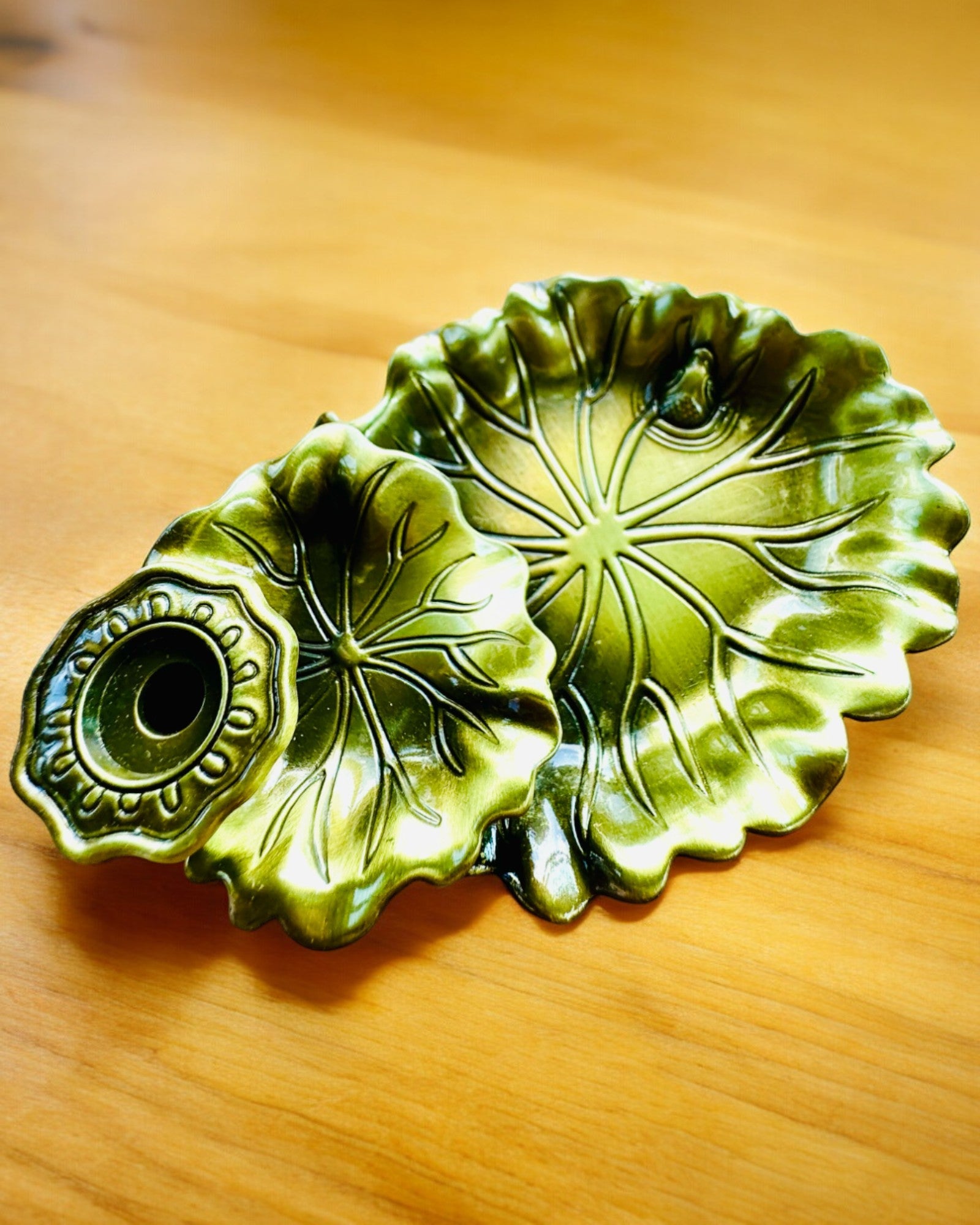 Tyylikäs metallinen lootuksenlehti suitsuketeline - 4 vaihtoehtoa valittavana, mahdollisuus personointiin kaiverruksella lahjaksi