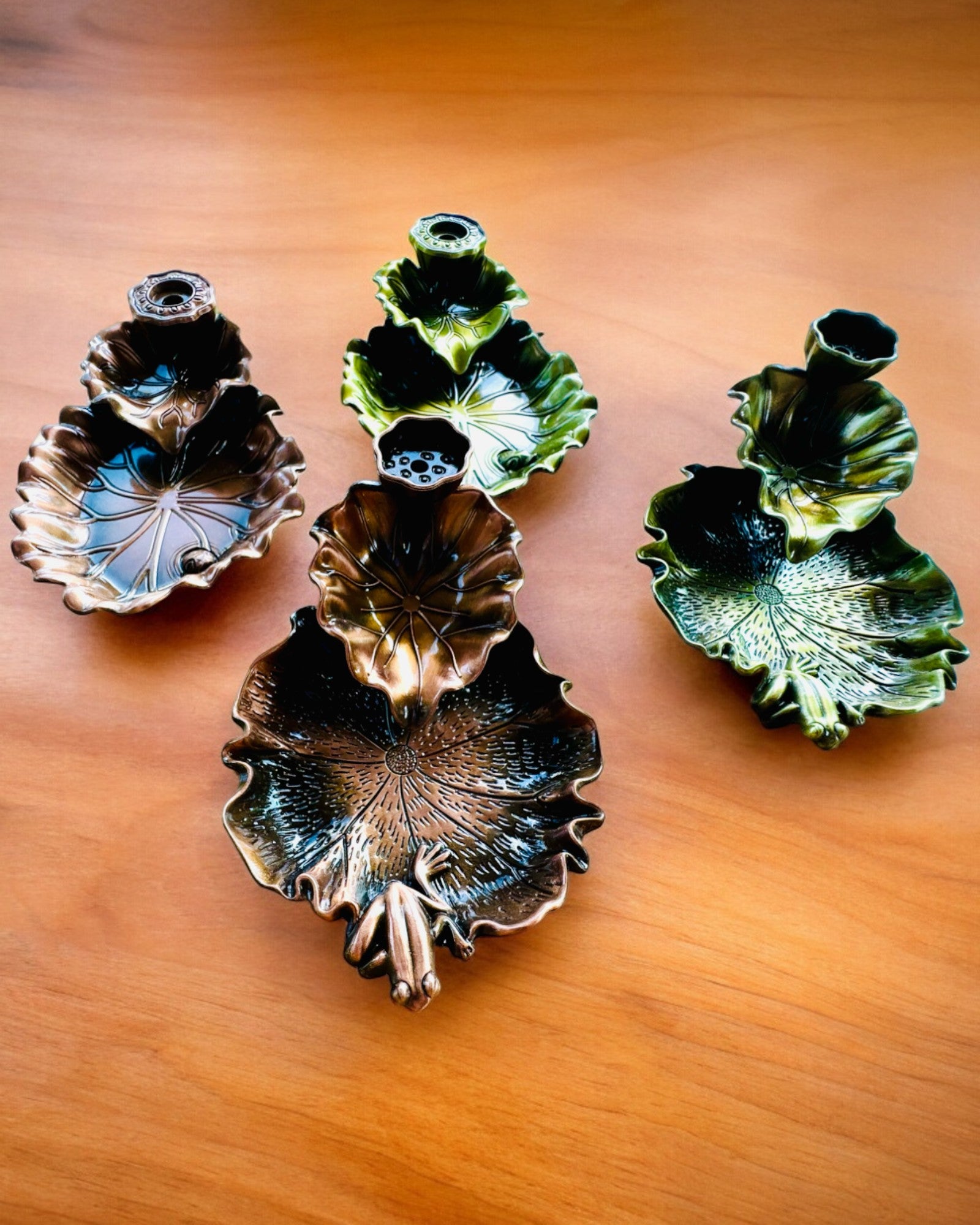 Tyylikäs metallinen lootuksenlehti suitsuketeline - 4 vaihtoehtoa valittavana, mahdollisuus personointiin kaiverruksella lahjaksi